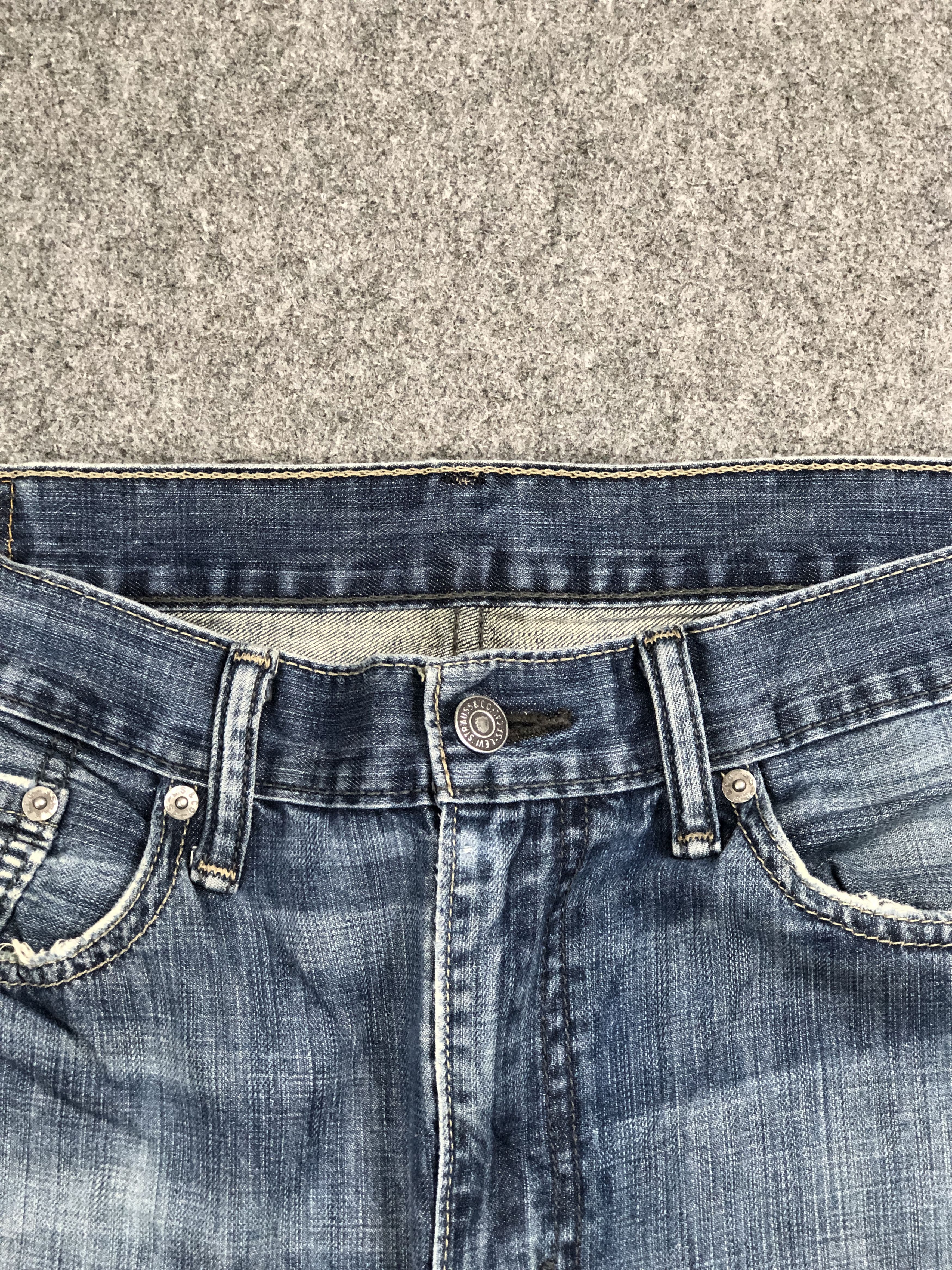 Levi's Vintage Levis 514 Lightwash Blue Jeans DP2290 Size US 37 - 7 Thumbnail
