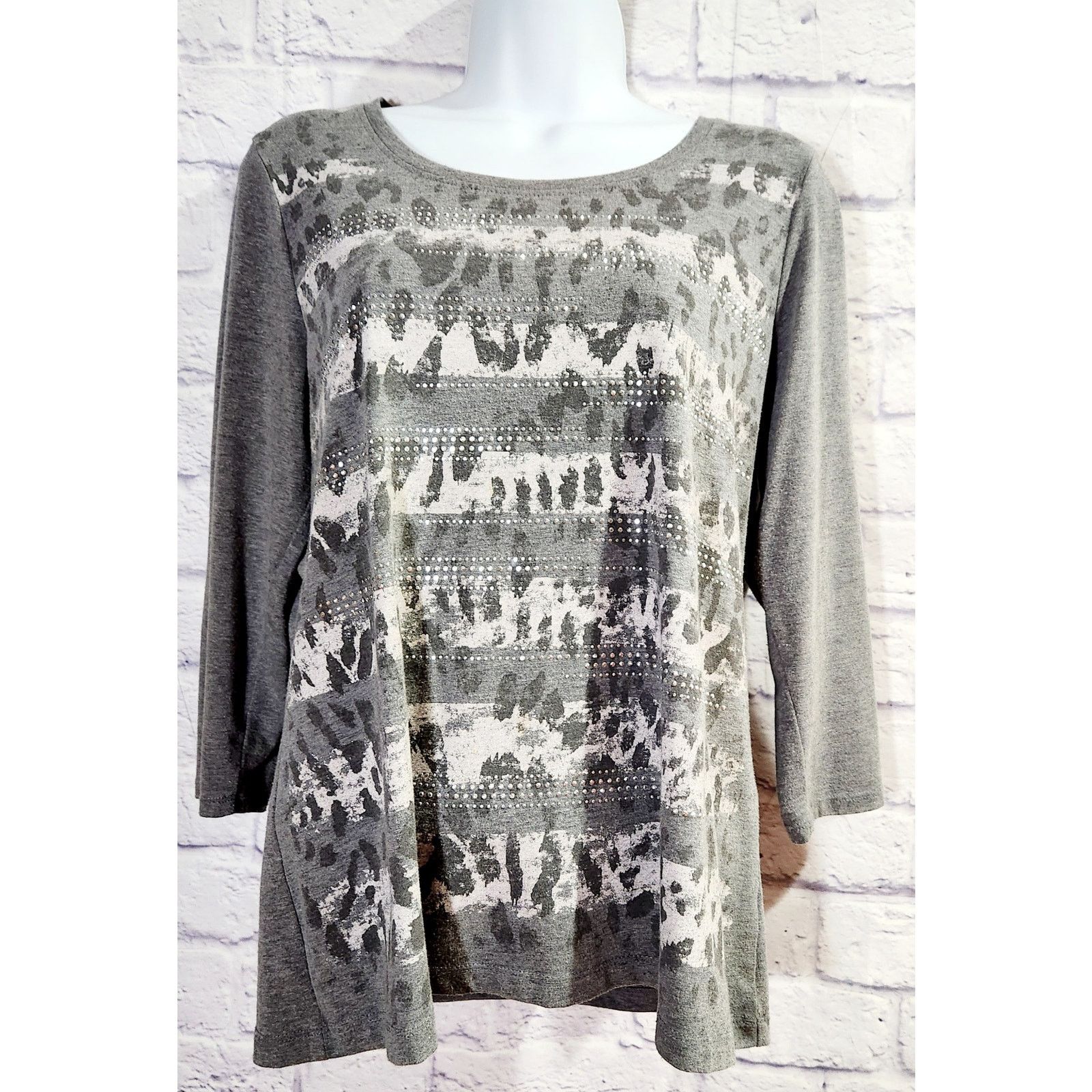 Other Zenergy By Chico's Gray Pink Metal Stud Top 1 Medium Size M / US 6-8 / IT 42-44 - 1 Thumbnail