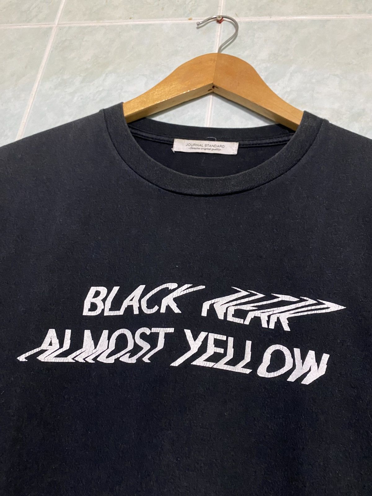 Japanese Brand JOURNAL STANDARD JAPAN BLACK NEAR ALMOST YELLOW WORDING TEES Size US M / EU 48-50 / 2 - 2 Thumbnail