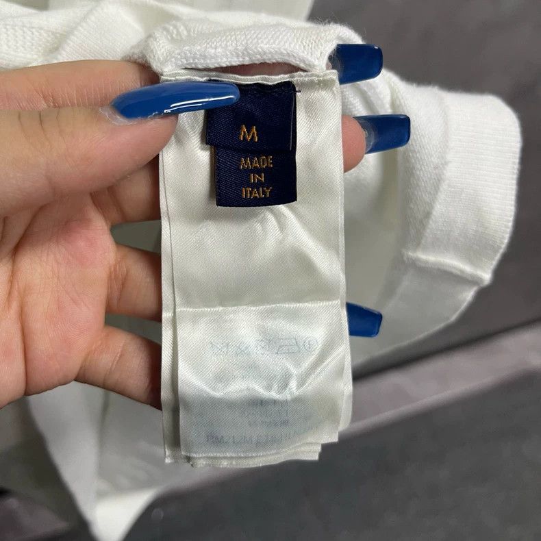 Louis Vuitton Louis Vuitton round neck and white three-dimensional lett Size US M / EU 48-50 / 2 - 4 Thumbnail