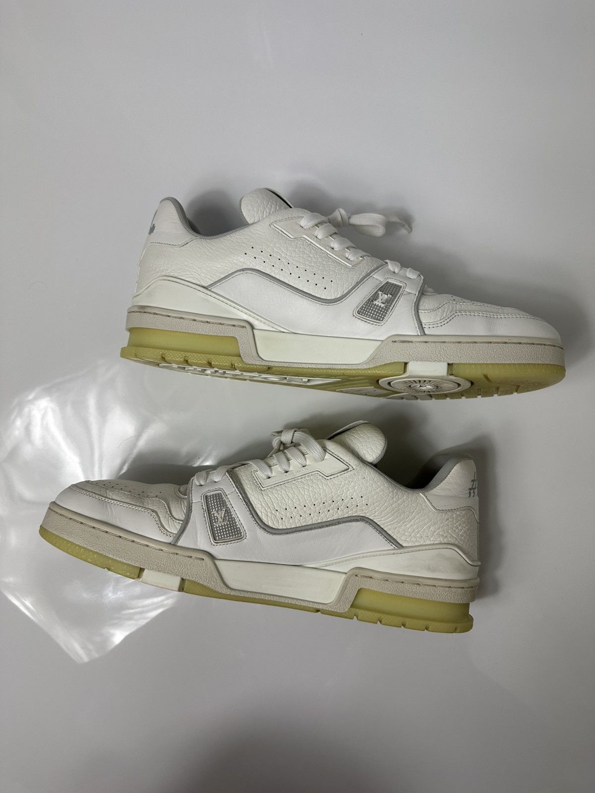 Louis Vuitton Louis Vuitton Trainer White/Grey Signature Size US 9.5 / EU 42-43 - 3 Thumbnail