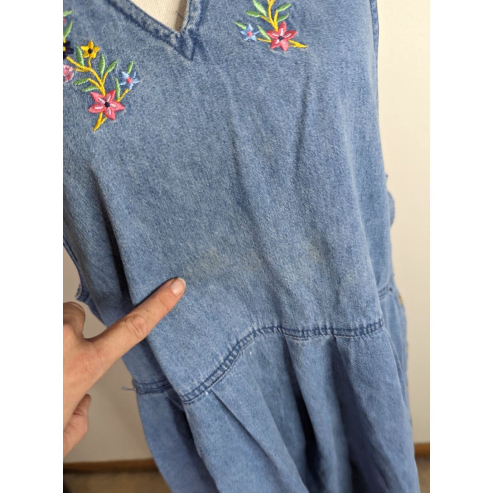 Denime VINTAGE 90s Floral Embroidered Denim Sleeveless Jumper Dress Women's M blue Denim Embroidered 100% Cotton Midi Casual Overall Dress Womens 90s Floral Size M / US 6-8 / IT 42-44 - 4 Thumbnail