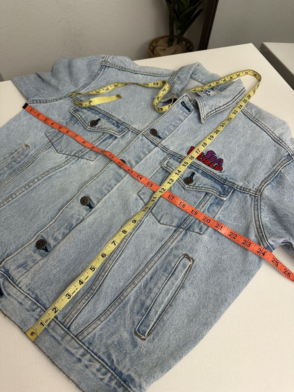 Vintage Vintage 90s Sea World Embroidered Denim Jacket Large Size US L / EU 52-54 / 3 - 9 Thumbnail