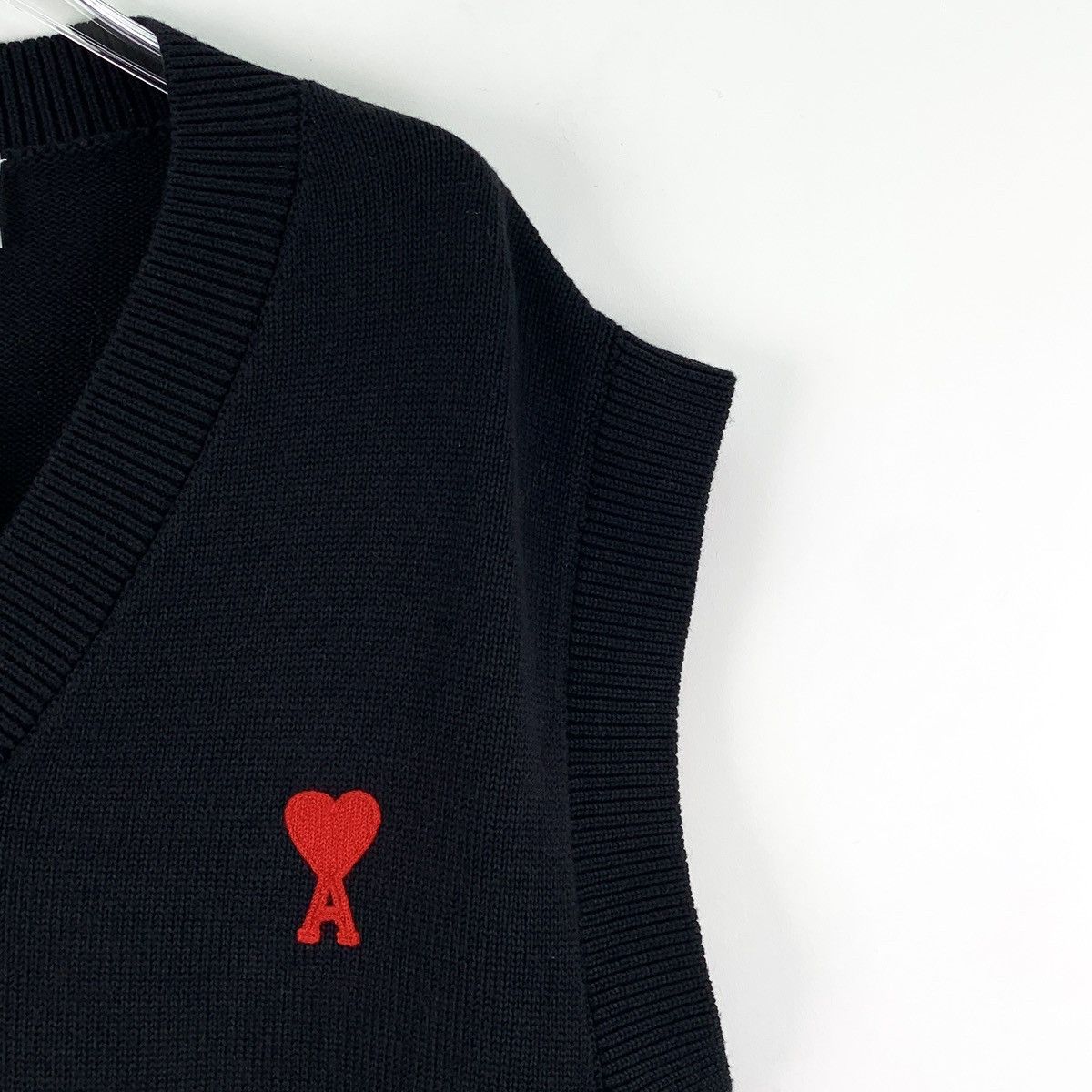 AMI Ami Black Heart Cotton V-neck Sleeveless Knit Vest K26WX Size US L / EU 52-54 / 3 - 3 Thumbnail