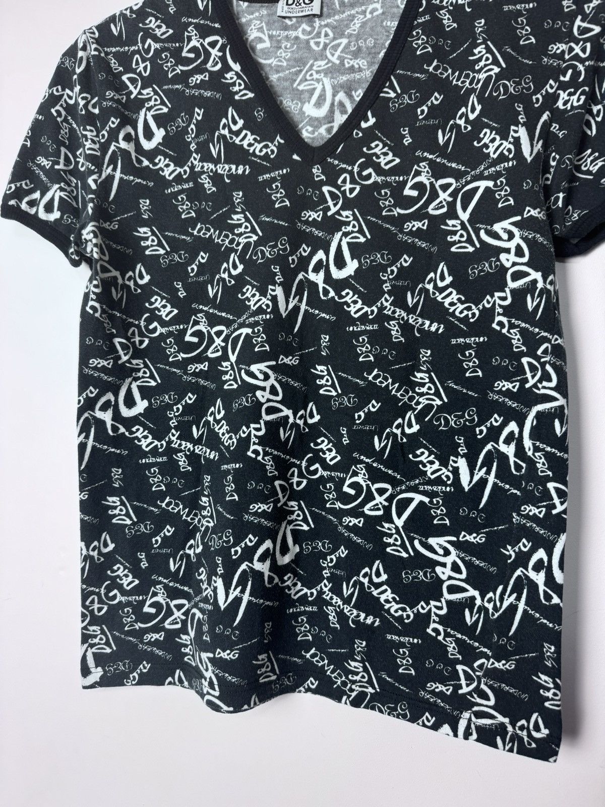 Dolce & Gabbana 00s D&G Allover Monogram V-Neck Tee archive Luxury Designer Size M / US 6-8 / IT 42-44 - 3 Thumbnail