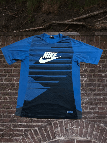 Nike Nike T-Shirt KIDS Size US XL / EU 56 / 4 - 1 Thumbnail