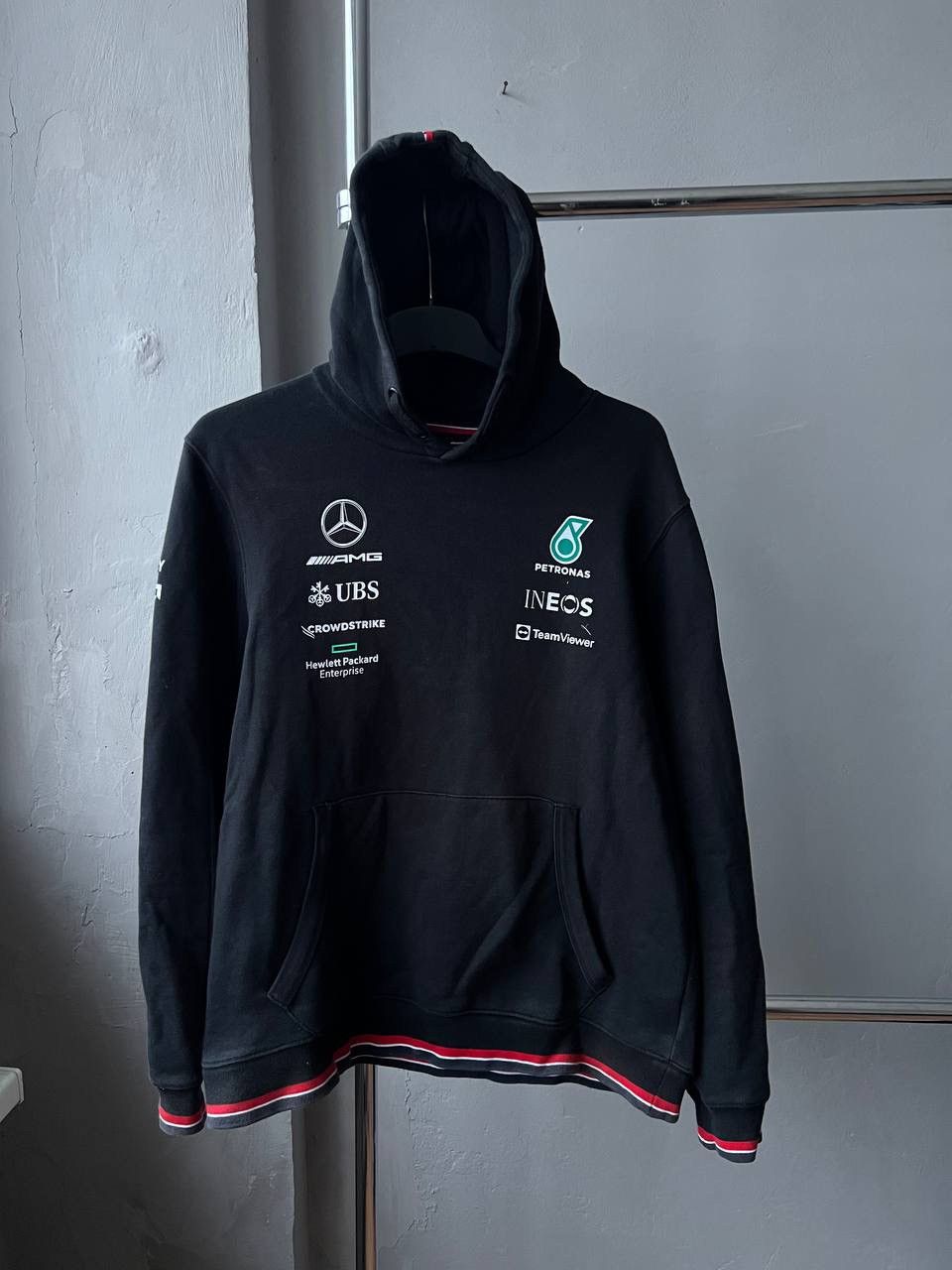 Formula 1 2022 MERCEDES BENZ AMG PETRONAS FORMULA ONE TEAM HOODIE L Size US L / EU 52-54 / 3 - 2 Thumbnail