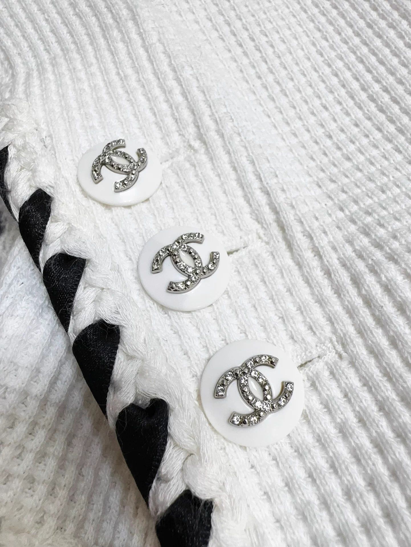 Chanel Chanel 21S White Waffle Crystal Button B&W Trim 40 Size M / US 6-8 / IT 42-44 - 6 Thumbnail