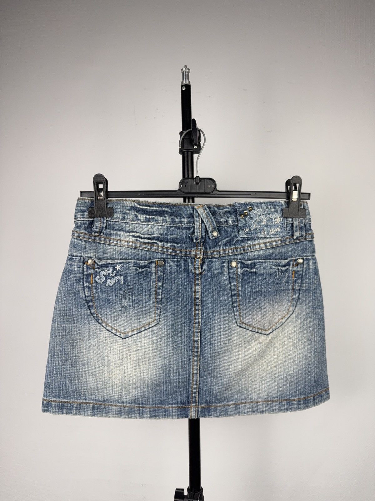Japanese Brand Retro Vintage 00s Y2K Studded Denim Mini Skirt Faded Wash XS Size 27" / US 4 / IT 40 - 5 Thumbnail