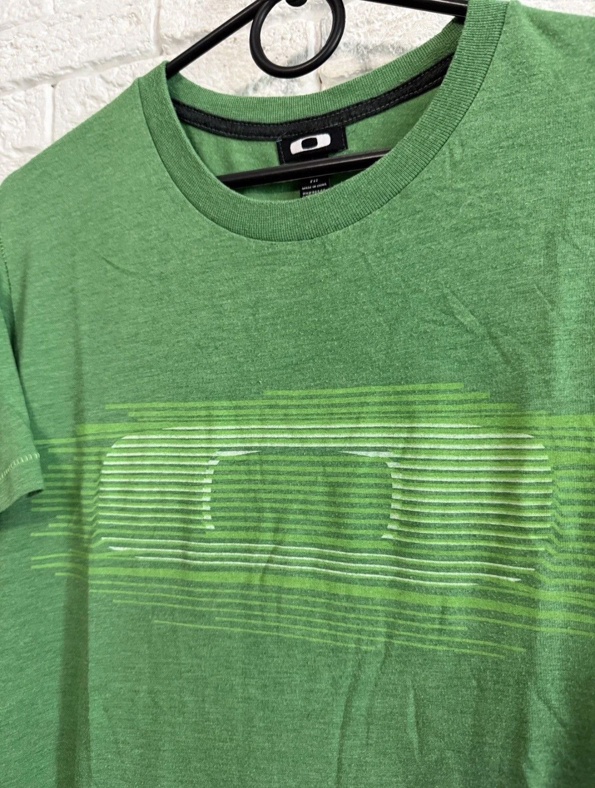 Oakley Oakley Huge Logo Tshirt Outdoor Gorpcore Tee Sz L Size US L / EU 52-54 / 3 - 2 Thumbnail