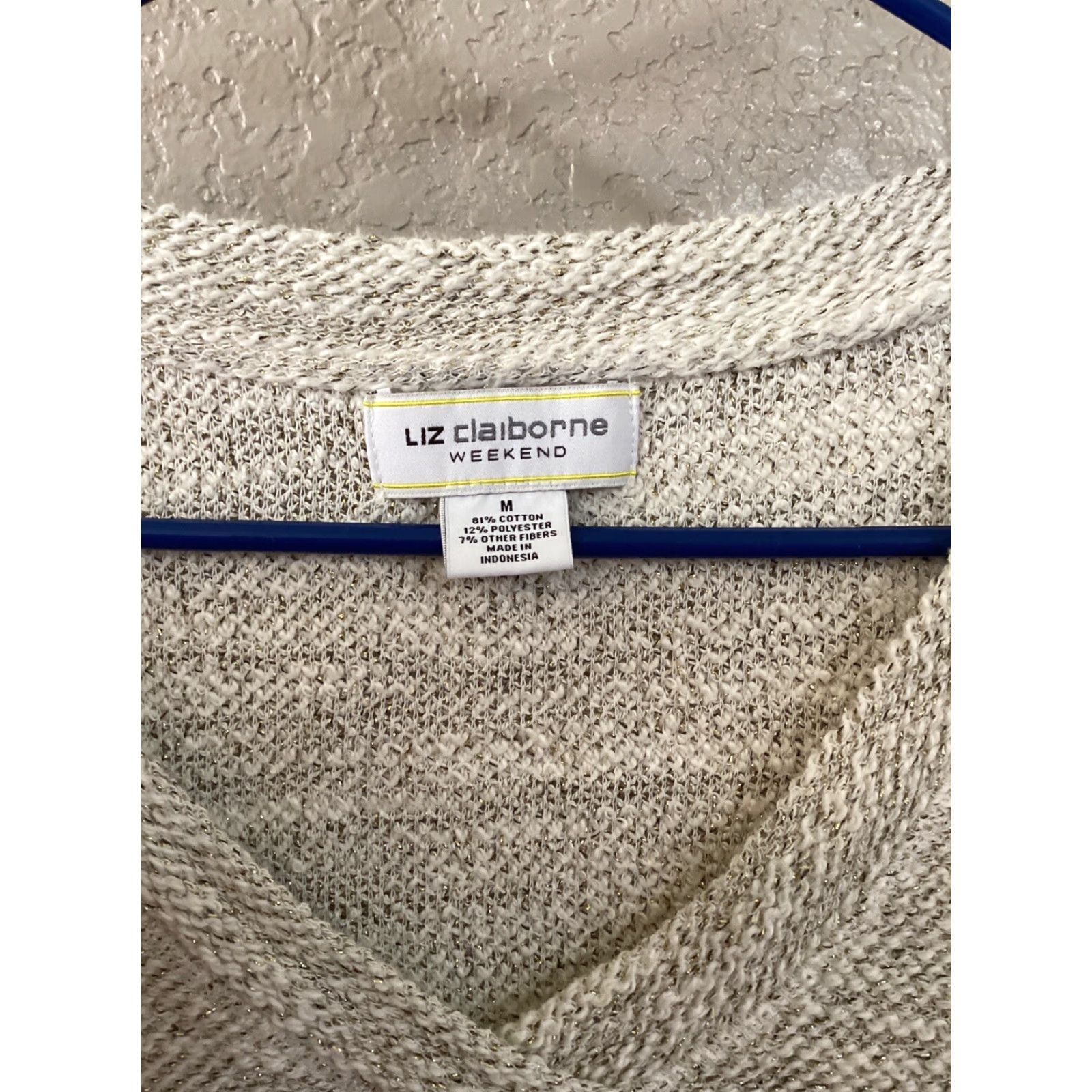 Liz Claiborne Liz Claiborne Weekend Sweater Women M V-Neck 3/4 Sleeve Pullover Ivory Knit Kangaroo Pocket Side Slits Gold Threading Pullover Casual Travel Beachy Size M / US 6-8 / IT 42-44 - 2 Thumbnail