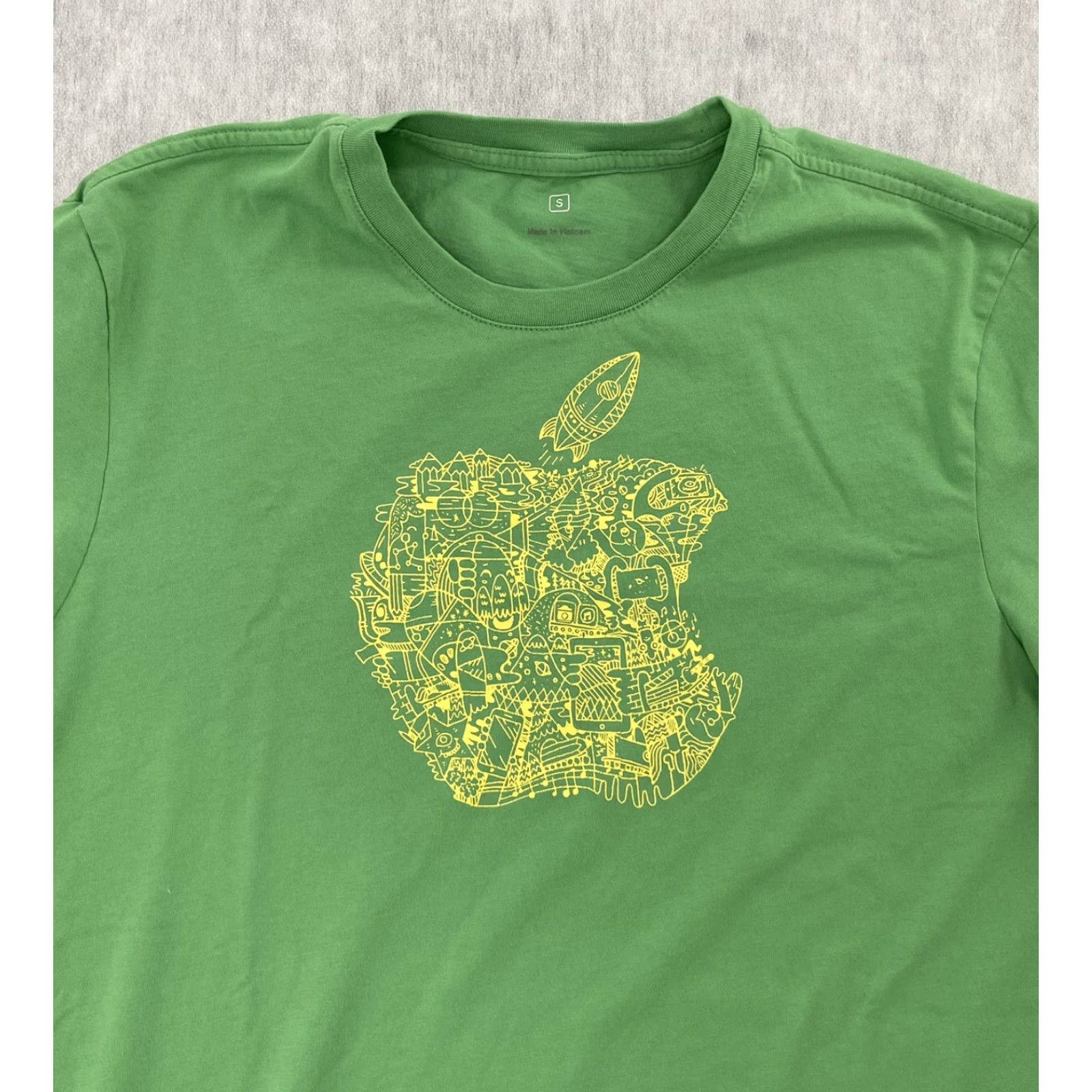 Apple VINTAGE Apple Shirt Adult Small Green Camp Logo T Shirt Short Sleeve Men Logo All Seasons 90s Mens S Size US S / EU 44-46 / 1 - 2 Thumbnail