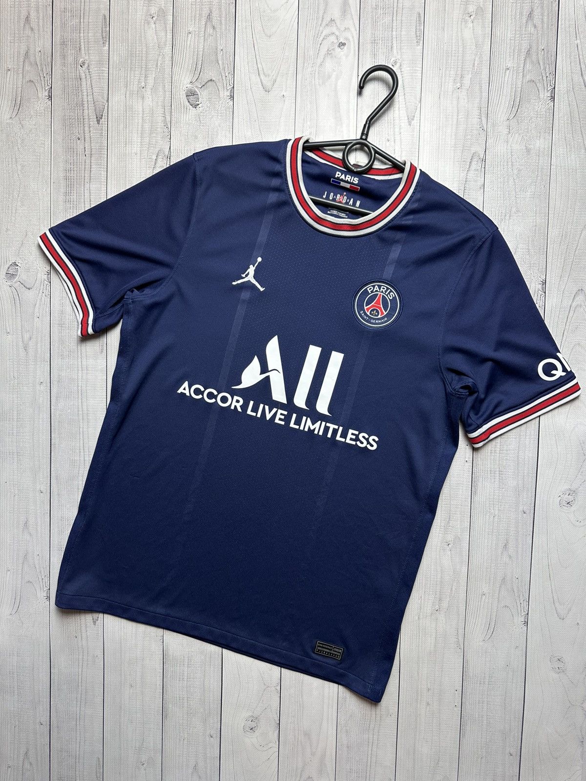 Nike Jorda PSG soccer jersey size M logo Size US M / EU 48-50 / 2 - 1 Thumbnail