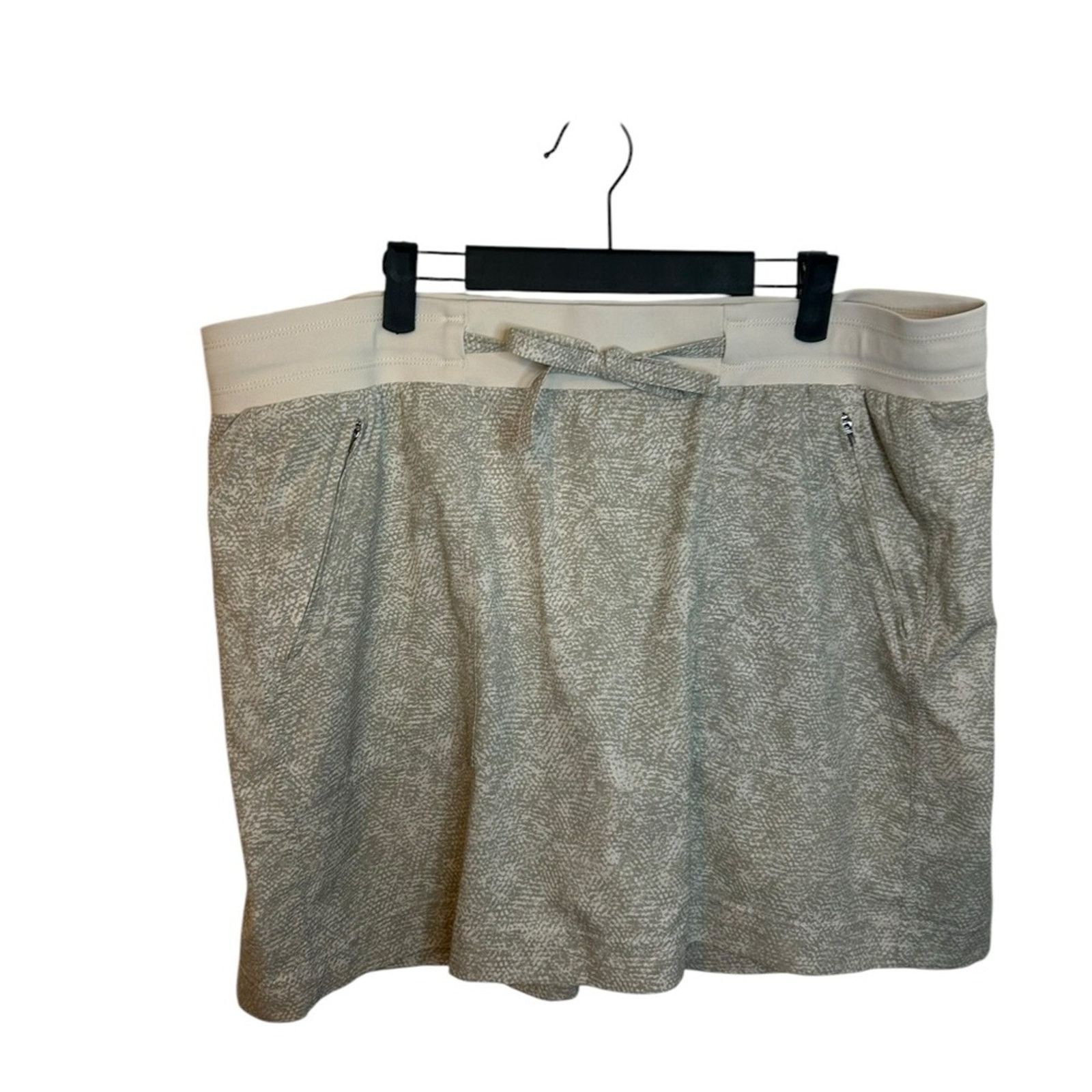 Athleta Athleta Snakeskin Chelsea Print Cargo Skort Size 42" / US 20 - 1 Thumbnail