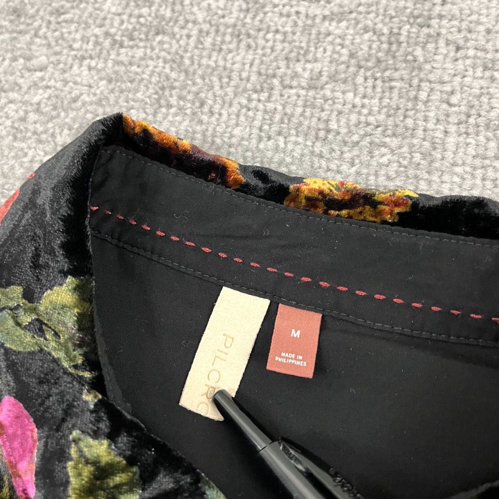 Vintage VINTAGE Pilcro Hadley Button Up Shirt Women Medium Relaxed Dark Floral Velvet Boho Fairy Ladies' Bohemian Women Shirt M Black Floral 90s Style Size M / US 6-8 / IT 42-44 - 2 Thumbnail