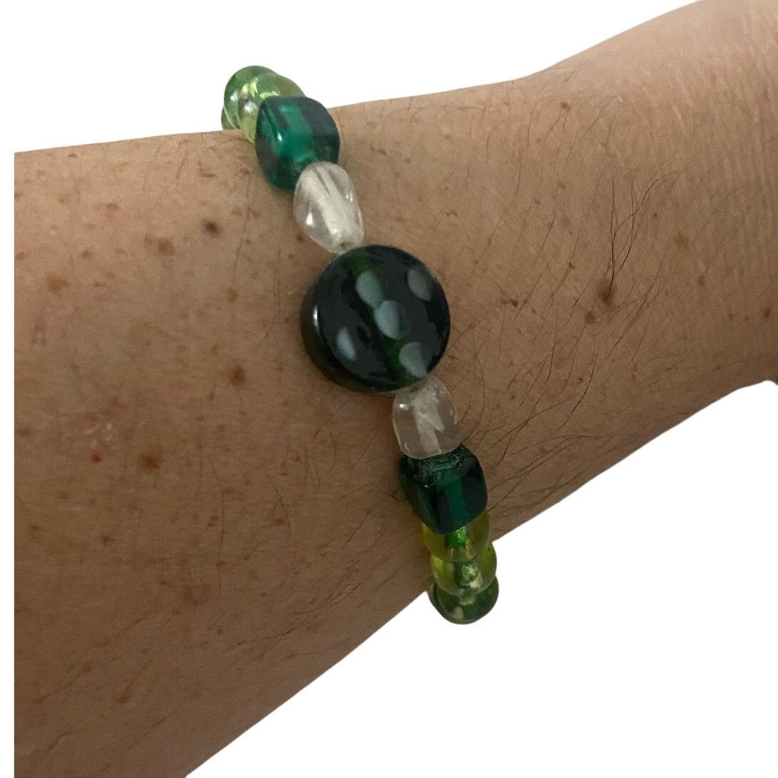 Handmade Green glass bead bracelet Size ONE SIZE - 1 Thumbnail