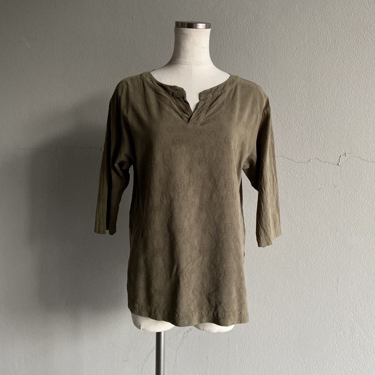 Issey Miyake Plantation Khaki V-Neck 3/4 Sleeve Blouse with Subtle Print Size M / US 6-8 / IT 42-44 - 9 Thumbnail