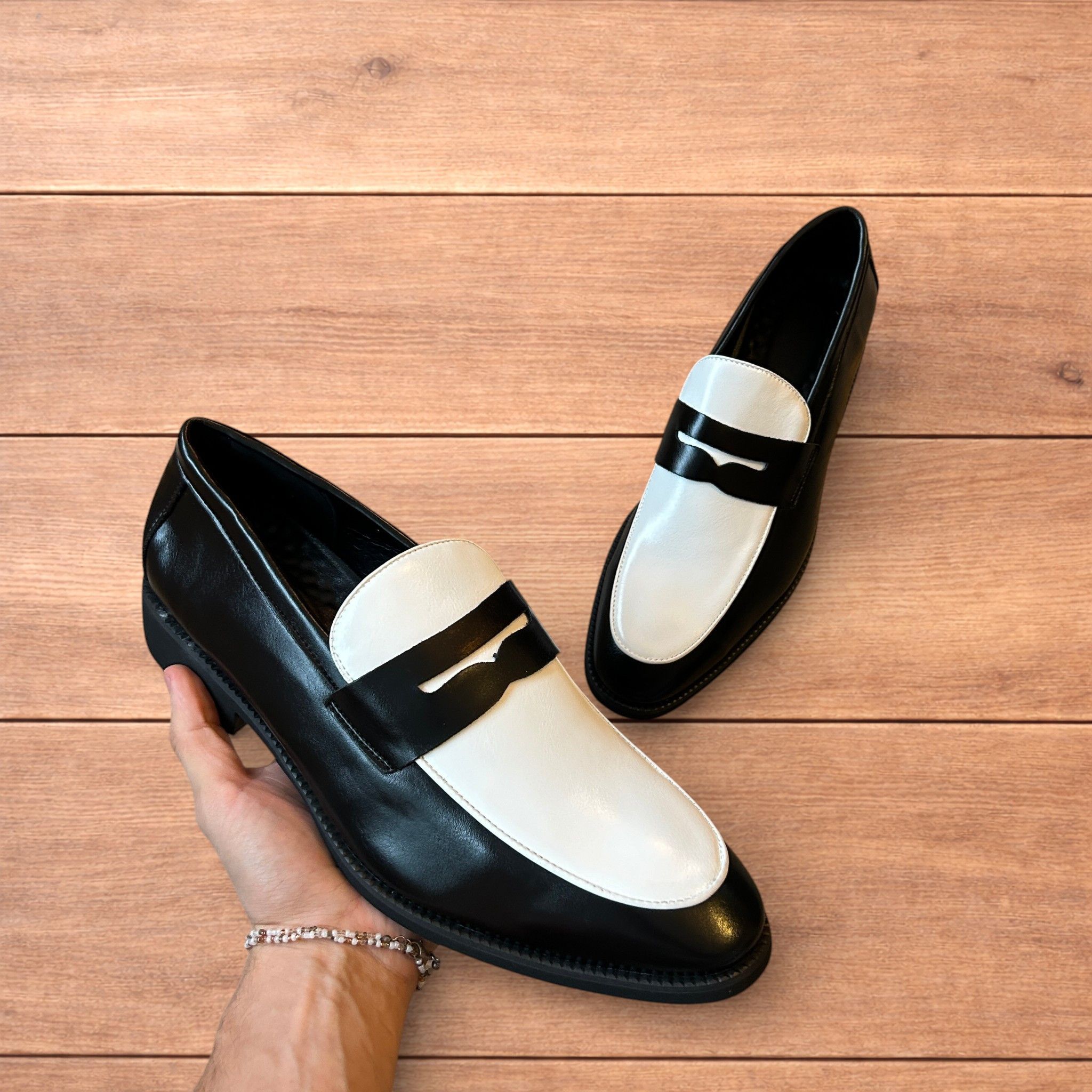 Japanese Brand Classic style penny loafers shoes in black and white design. Size US 11 / EU 44 - 1 Thumbnail