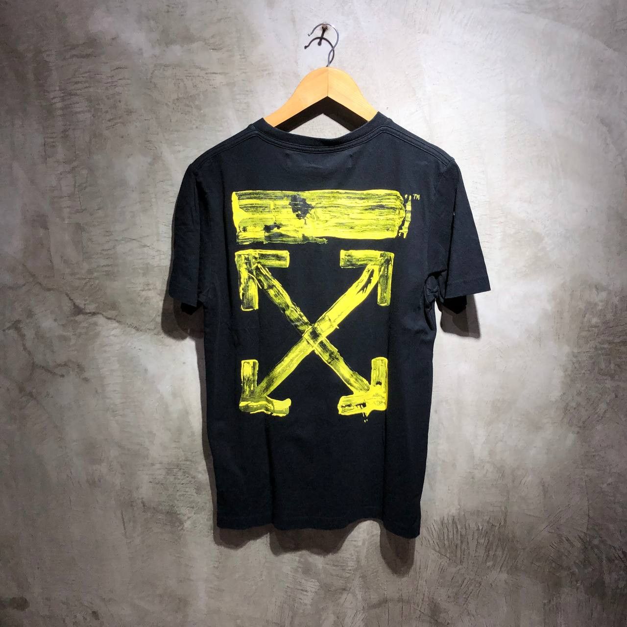 image of Off White Off-White Acrylic Arrows Tee in Black, Men's (Size Small)