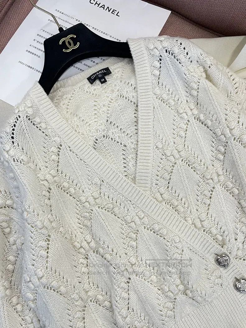 Chanel Chanel White Heart Button Knit Top. Size US M / EU 48-50 / 2 - 2 Thumbnail