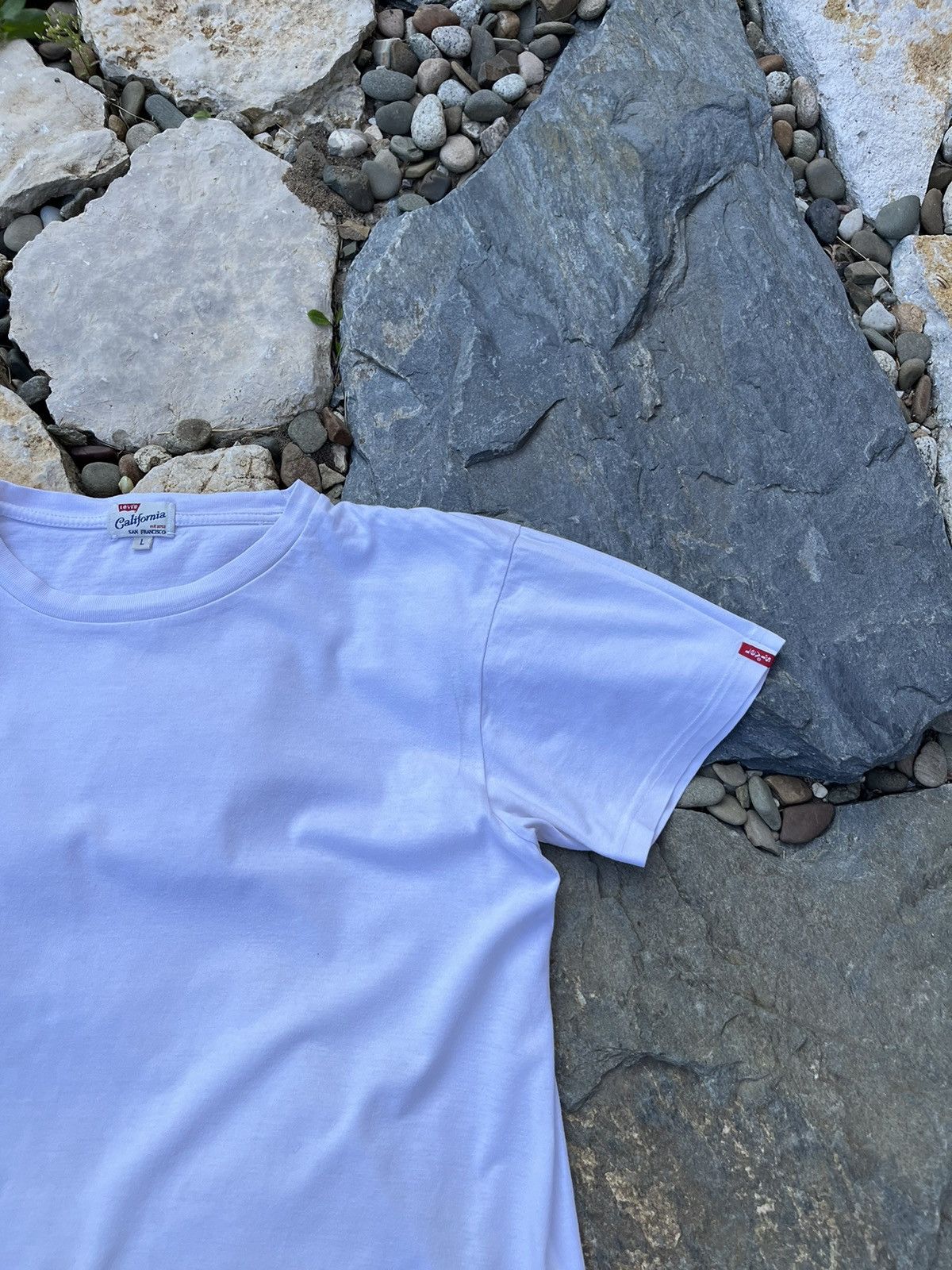 Levi's × Levi's Vintage Clothing × Vintage Levi’s vintage y2k basic distressed tee t-shirt cropped Size US M / EU 48-50 / 2 - 6 Thumbnail