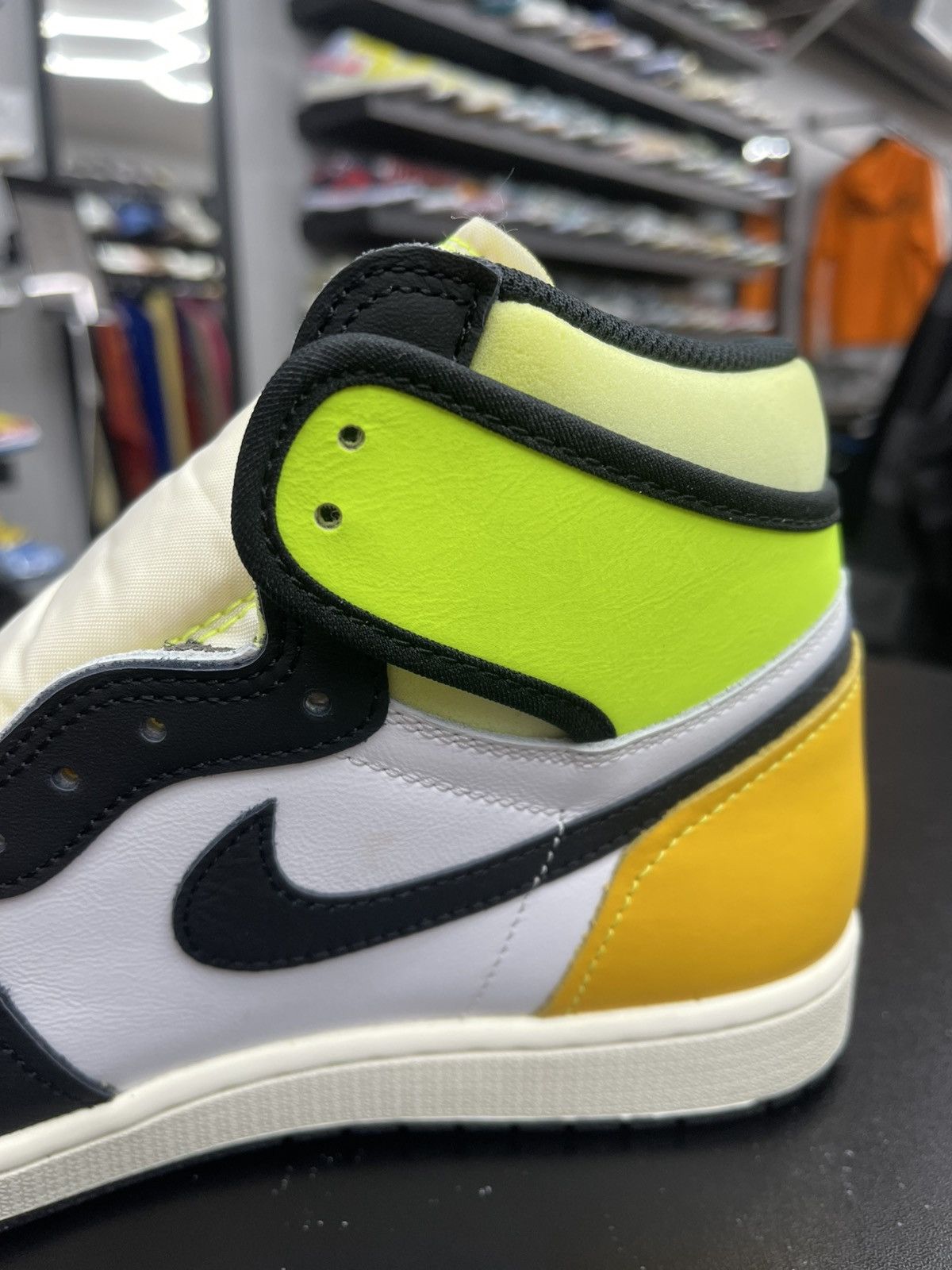 Jordan Brand Size 10.5 - Jordan 1 Retro High “Volt” Size US 10.5 / EU 43-44 - 5 Thumbnail