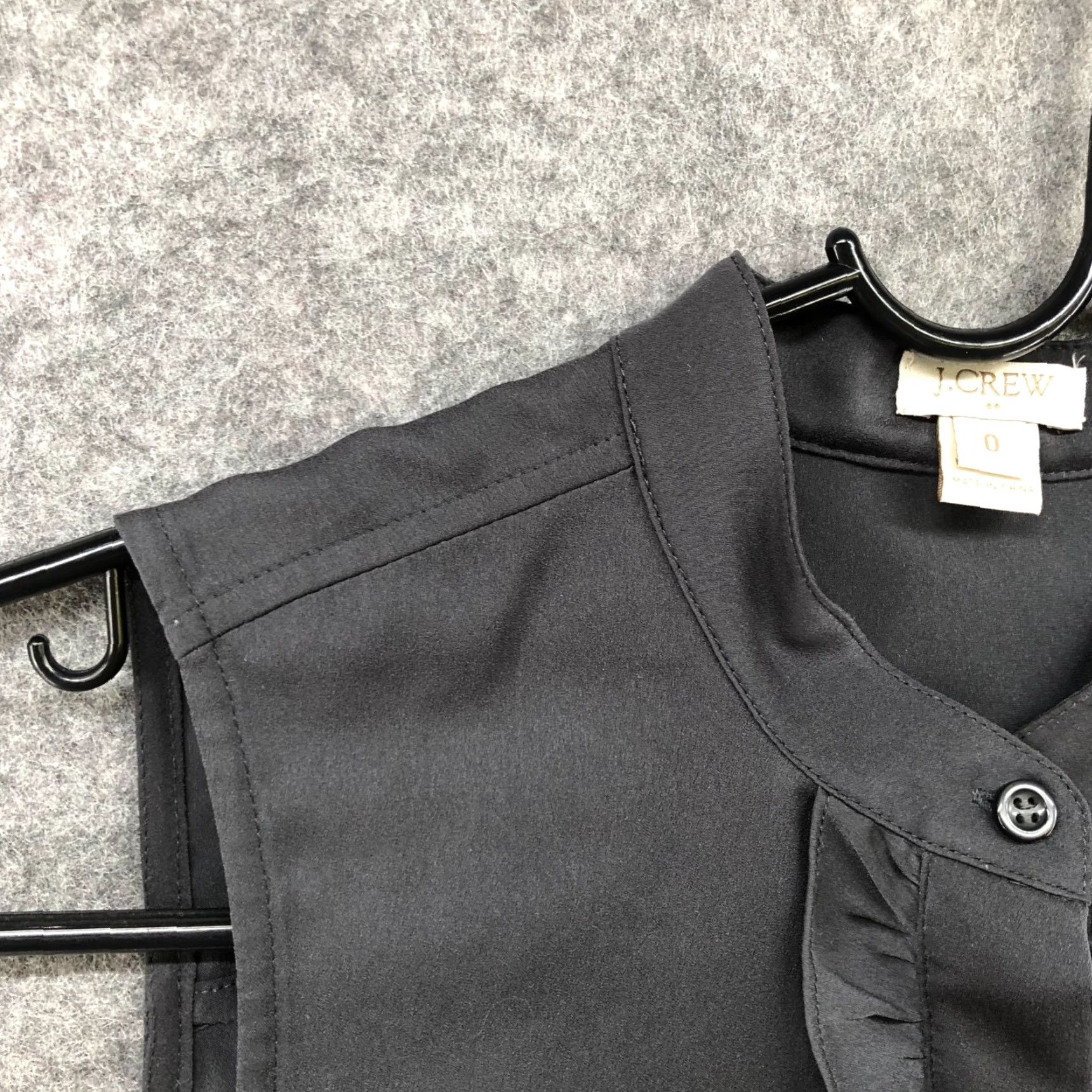 J.Crew J. Crew Sleeveless Blouse Womens 0 Black Satin Ruffle Front Button High Neck Formal Workwear Vintage No (if vintage) Size XS / US 0-2 / IT 36-38 - 5 Thumbnail
