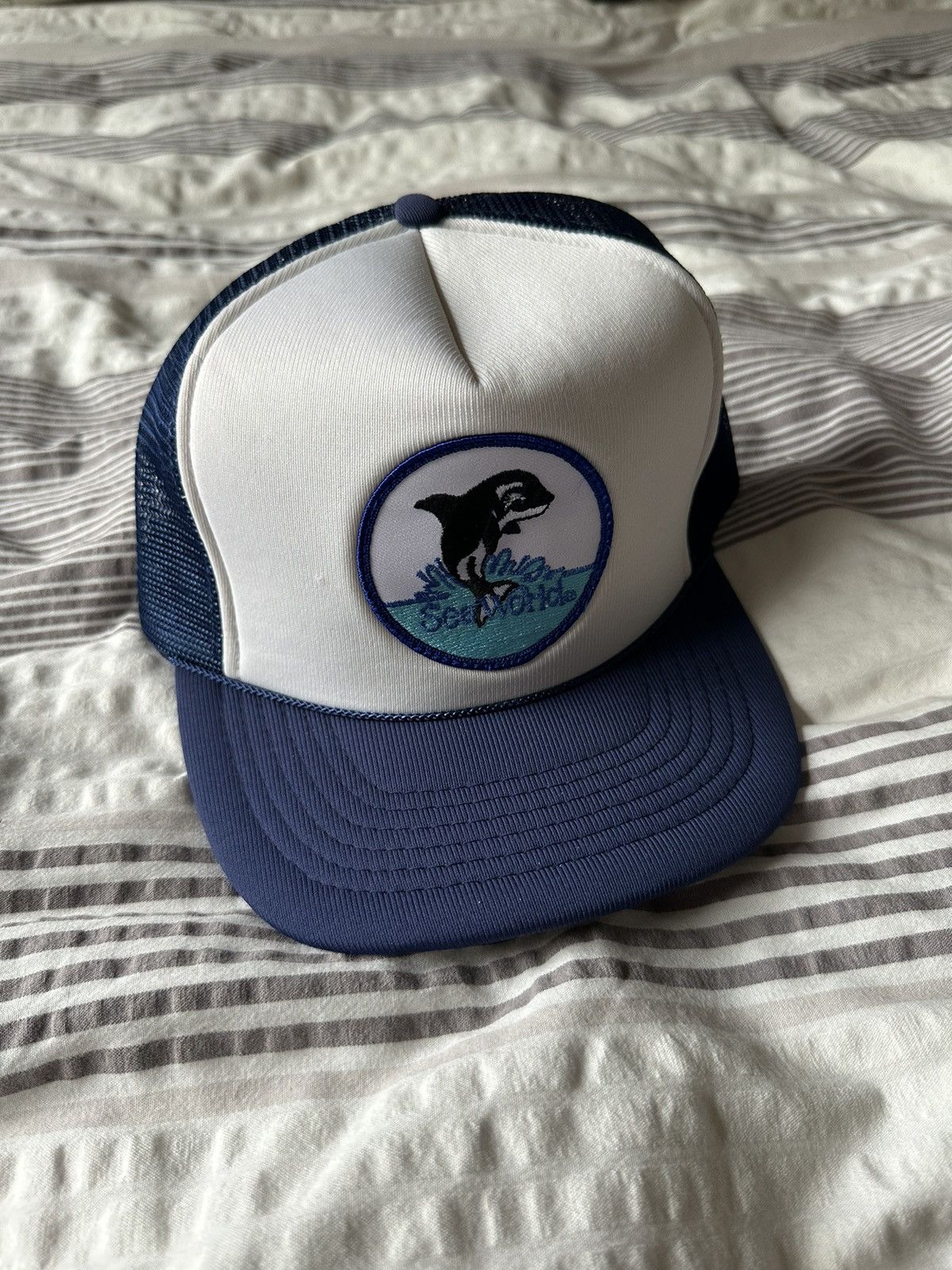 Vintage sea world 1982 vintage trucker hat 🌊 Size ONE SIZE - 1 Thumbnail