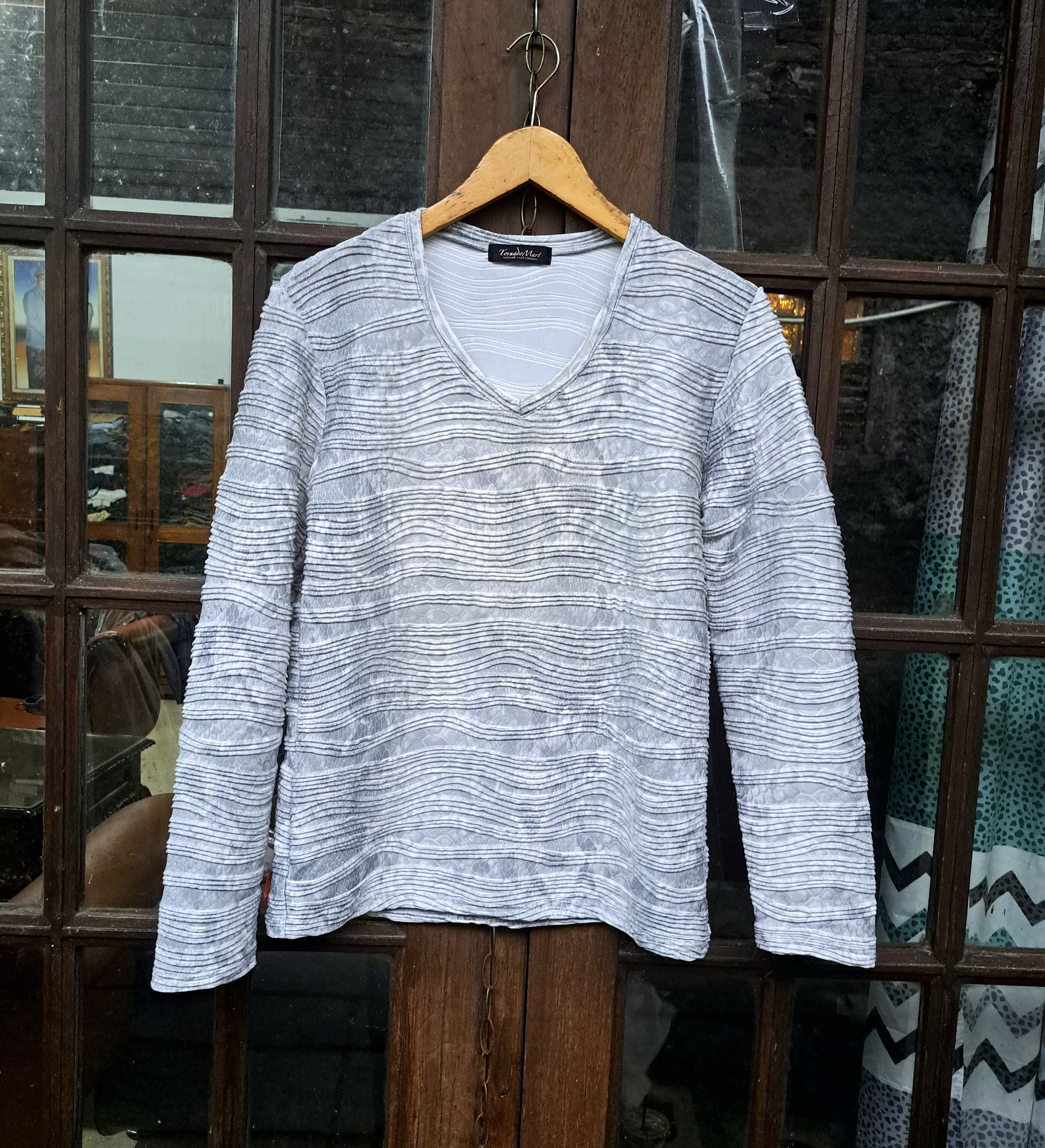 Tornado Mart Pleated Long Sleeve Tshirt Size Large