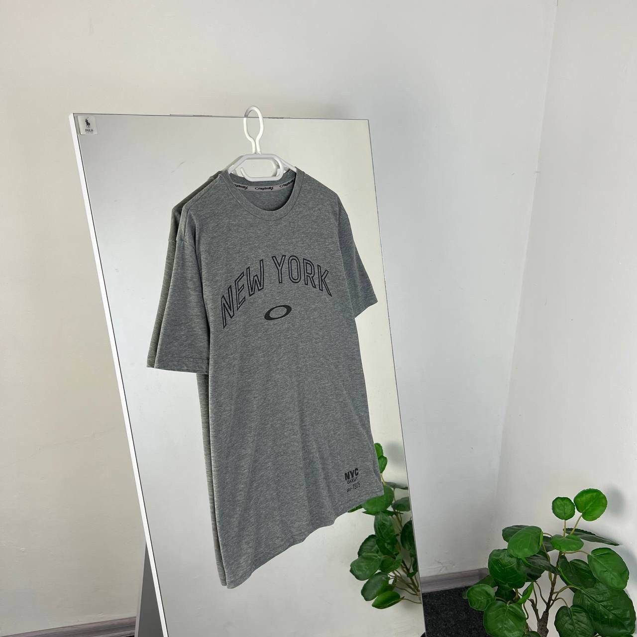 Oakley Vintage Y2K Oakley New York Big Logo Surf T-Shirt Size US L / EU 52-54 / 3 - 1 Thumbnail