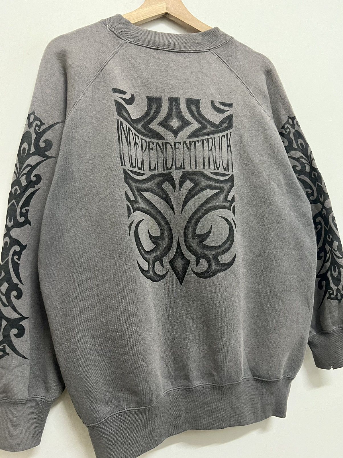 Independent Truck Co. × Santa Cruz Skateboards × Vintage Vintage Y2K Independent Truck Company Sweatshirt Crewneck Size US M / EU 48-50 / 2 - 11 Thumbnail