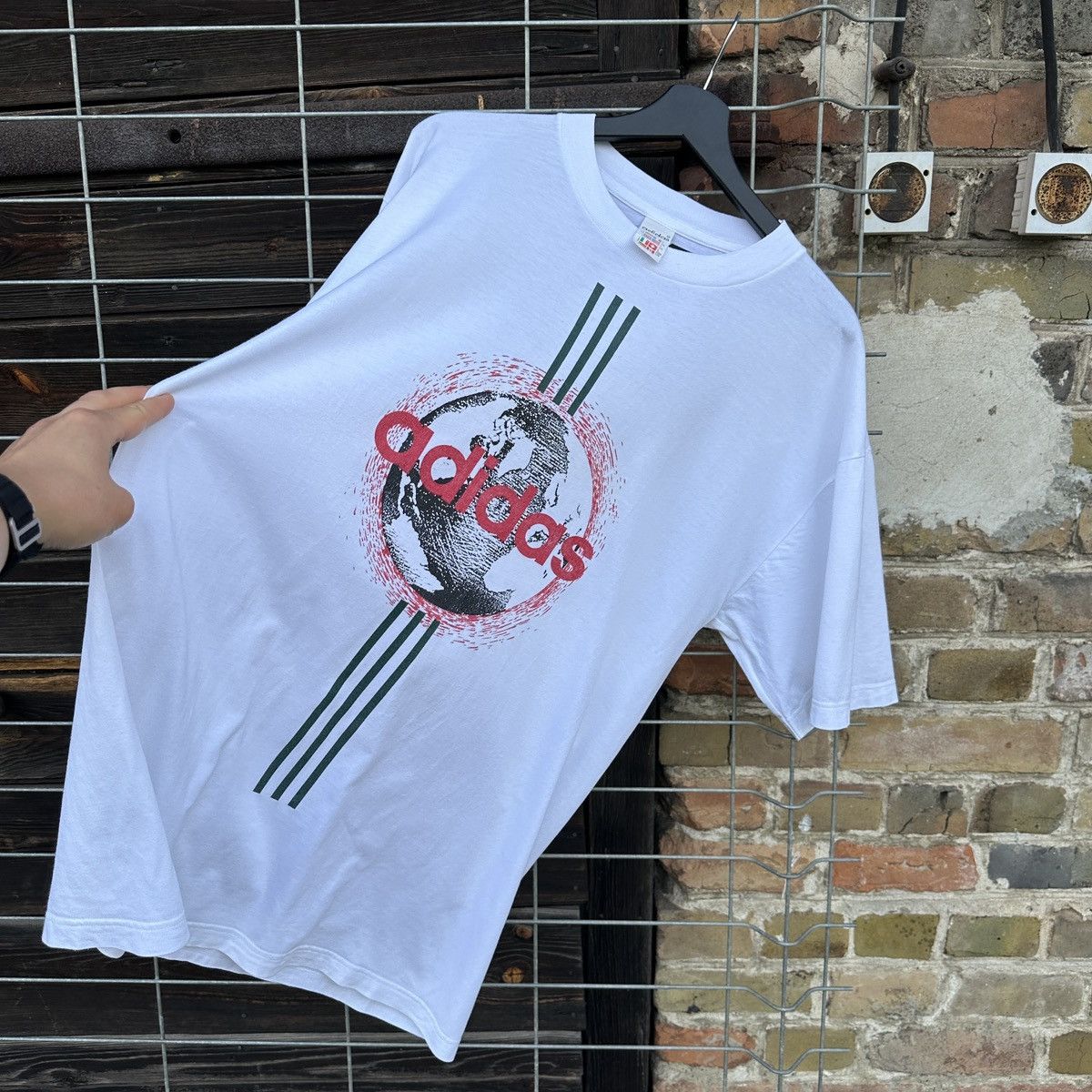 Adidas Vintage Adidas 90s T-shirt Shirt Tee Graphic Football World Size US L / EU 52-54 / 3 - 8 Thumbnail