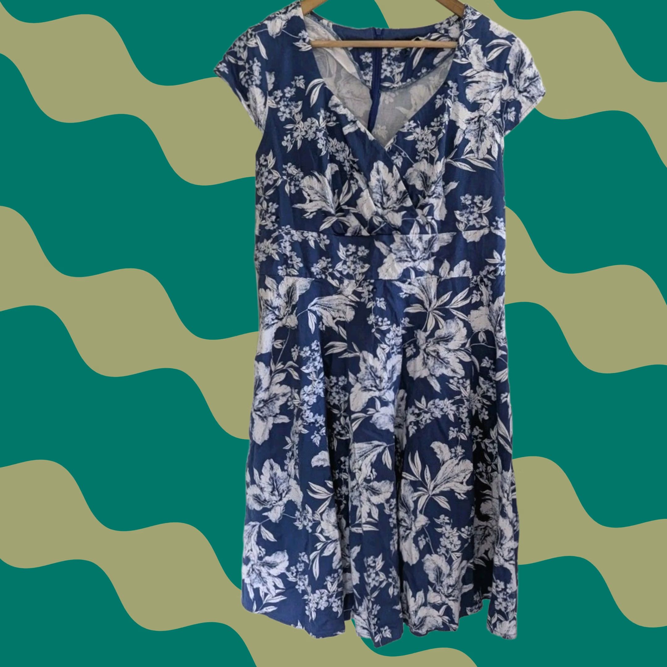 Vintage Blue & White Floral Cap Sleeve Fit & Flare Knee Length Dress V-Neck Plus Sz 2XL Size M / US 6-8 / IT 42-44 - 1 Thumbnail