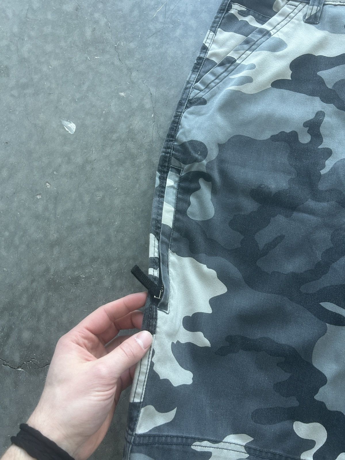 Vintage Vintage Y2K Baggy Camo Shorts Size US 27 - 2 Thumbnail