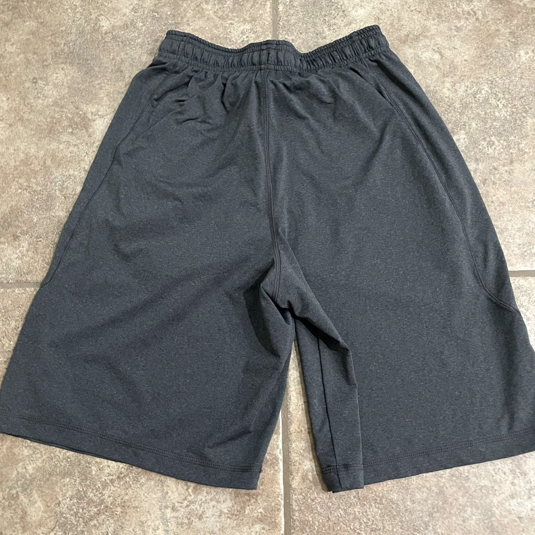 Under Armour Under Armour loose heatgear Athletic shorts Mens Size S Gray Size US 29 - 5 Thumbnail