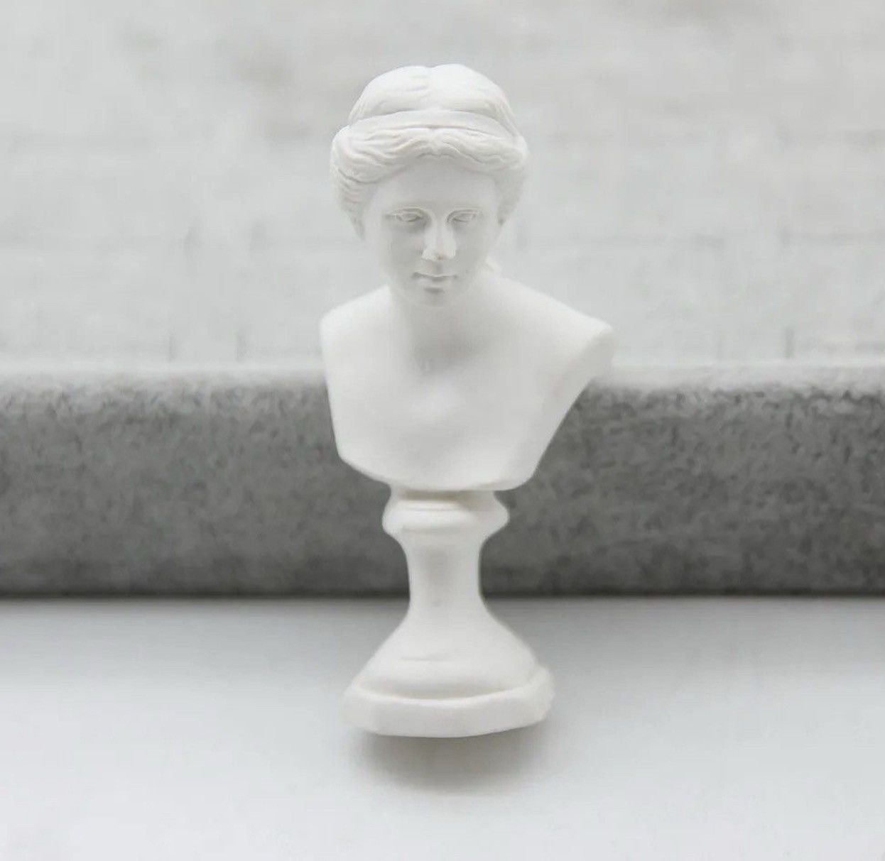 Jewelry Venus Potrait Resin Brooch Pins Size ONE SIZE - 1 Thumbnail