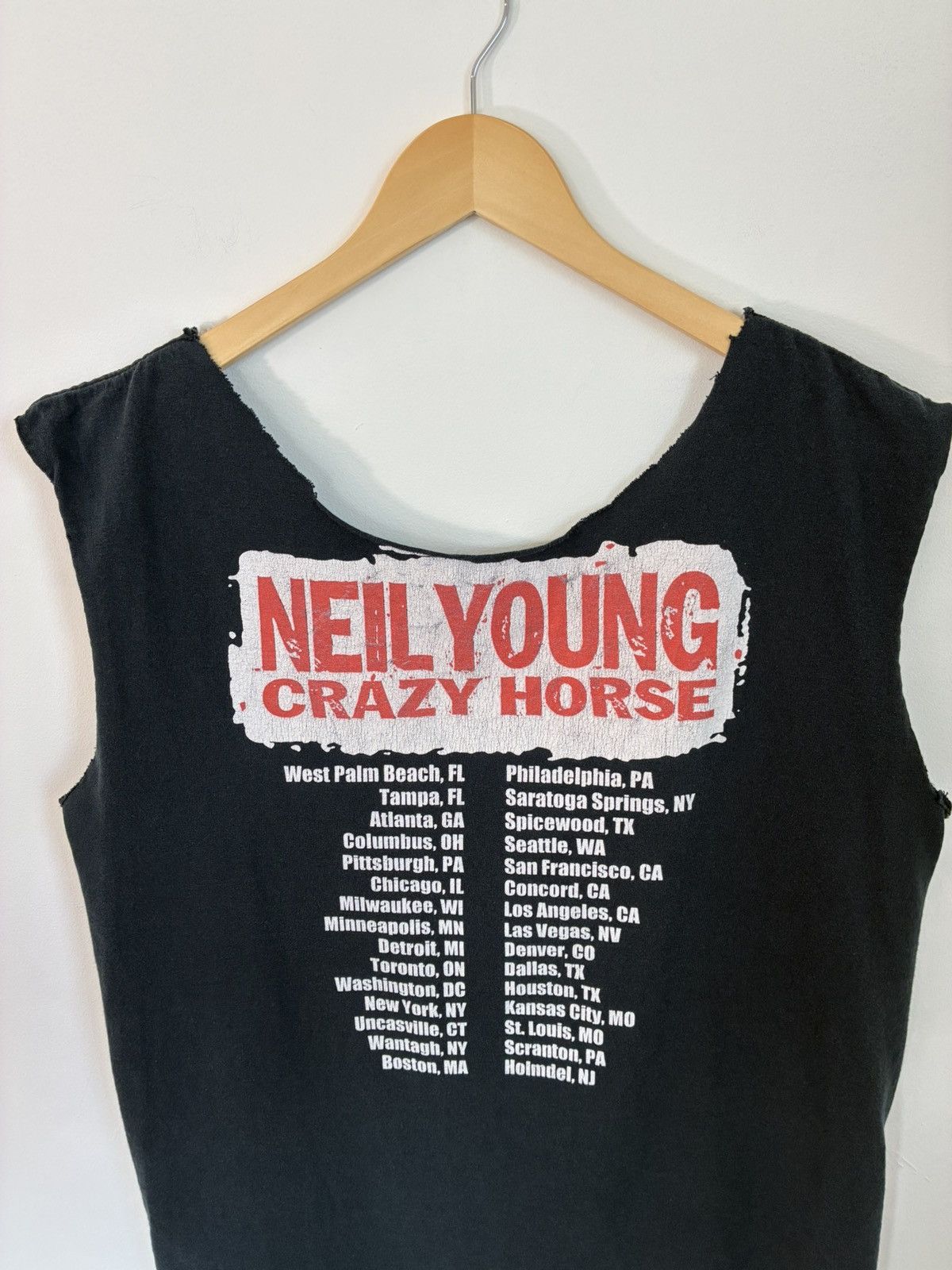 Band Tees Neil Young Thrashed Cut Off Distressed Band Tee Size US L / EU 52-54 / 3 - 5 Thumbnail
