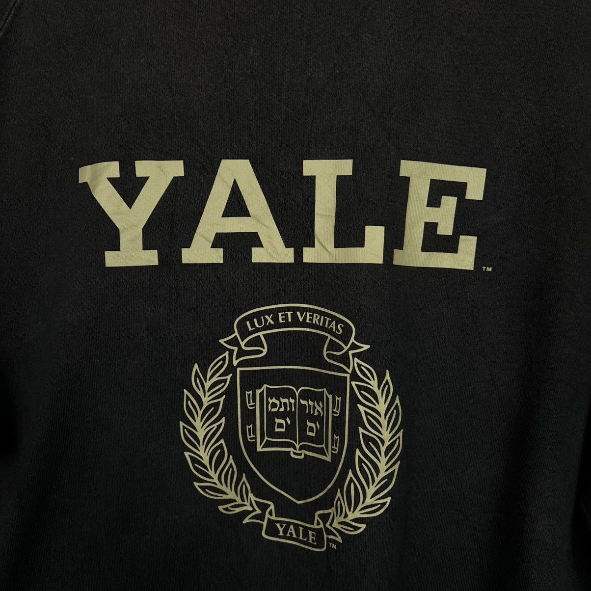 Uniqlo UNIQLO YALE University Big Logo T Shirt #4223-C192 Size US L / EU 52-54 / 3 - 3 Thumbnail
