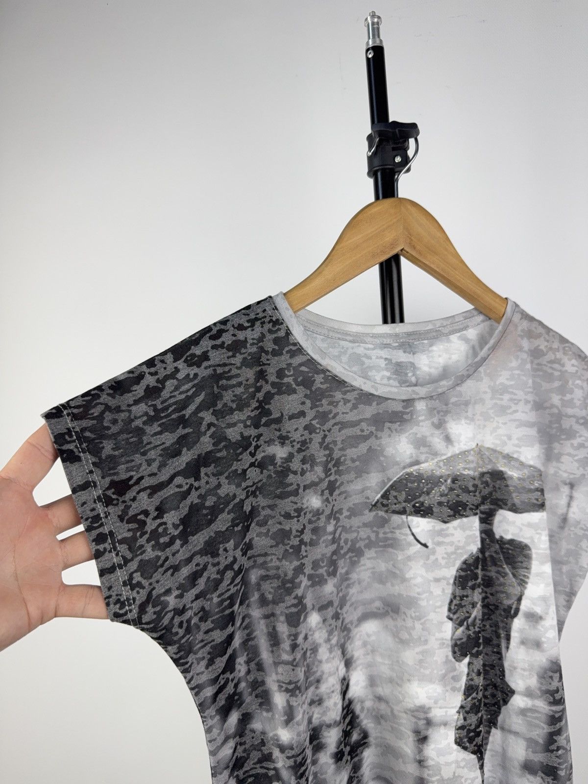Other Art Print Streetwear Tee – Shadow Girl with Umbrella Size L / US 10 / IT 46 - 4 Thumbnail