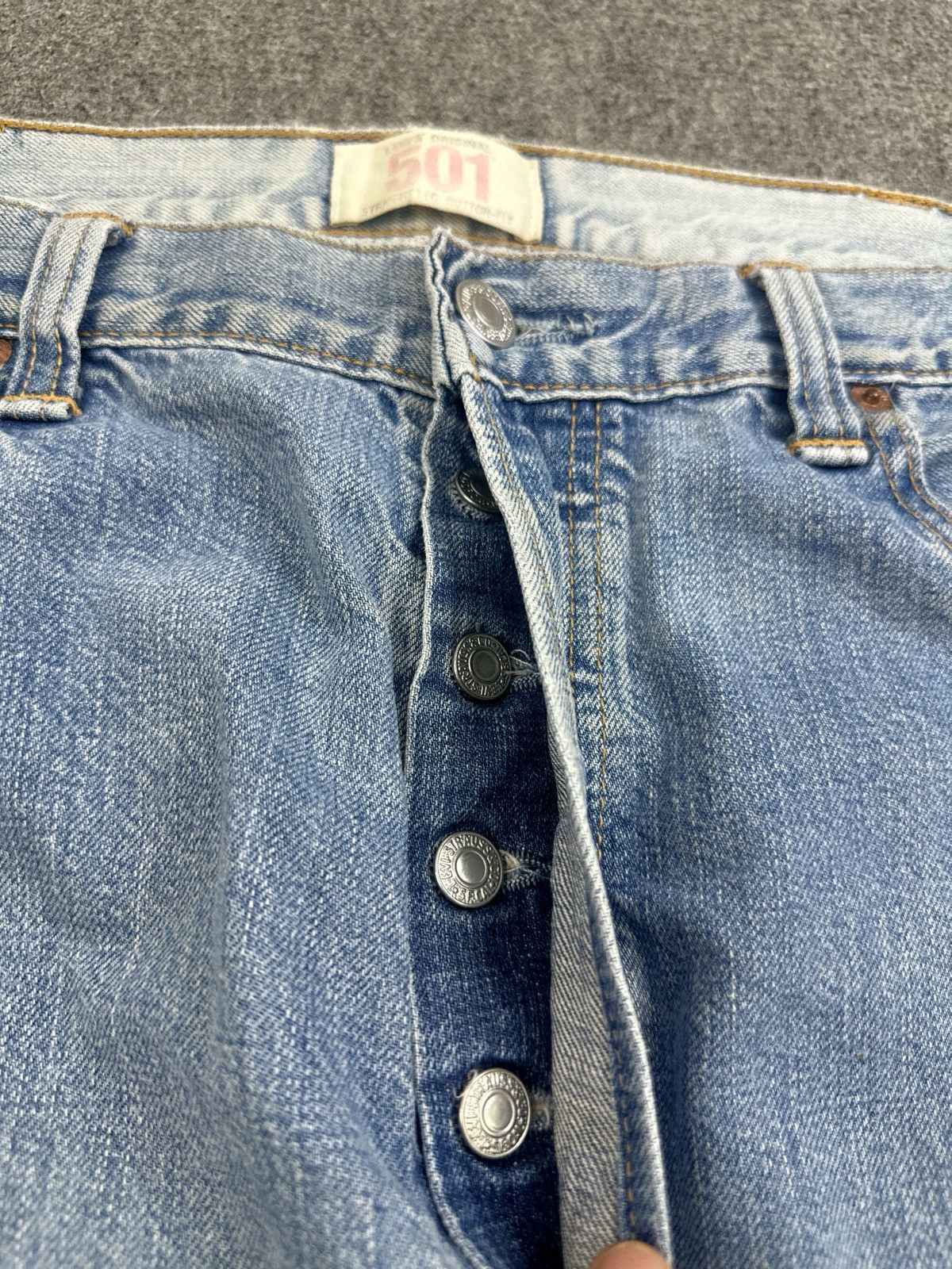 Levi's Vintage Levis 501 Faded Blue Jeans SA0001 Size US 37 - 12 Thumbnail