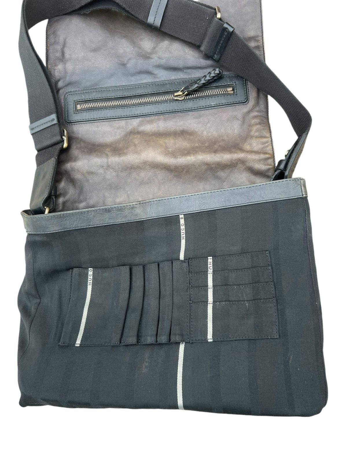 Hugo Boss × Leather Hugo Boss Fade Patina Leather Heavy Messenger Bag Size ONE SIZE - 21 Thumbnail