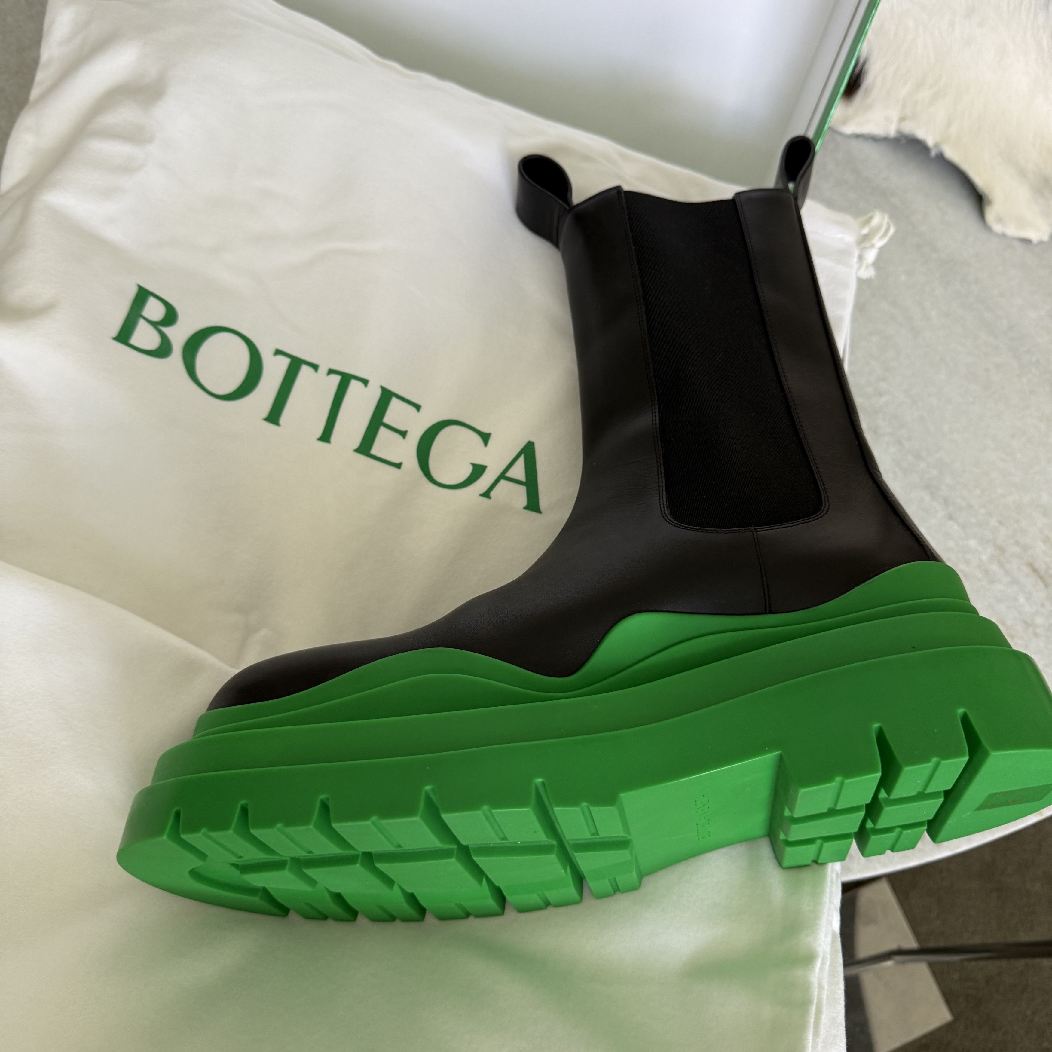 Bottega Veneta Black Leather Tire Boot 630284 (46)