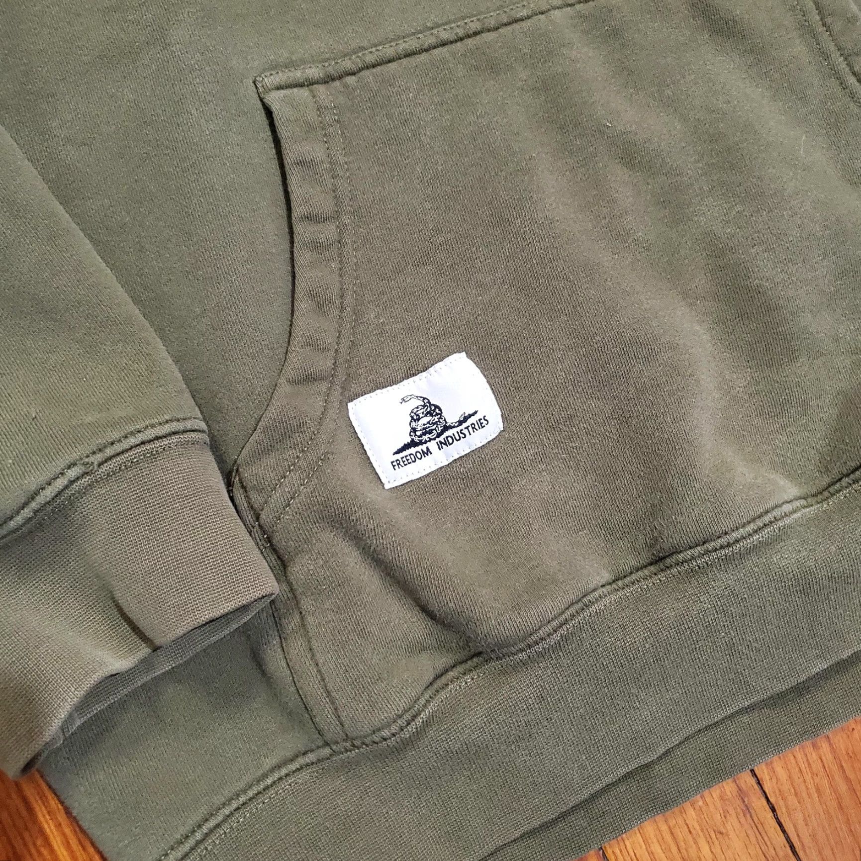 Born VINTAGE? No. Freedom Industries Hoodie Mens Large Green Born Free Flag Graphic Size US L / EU 52-54 / 3 - 5 Thumbnail