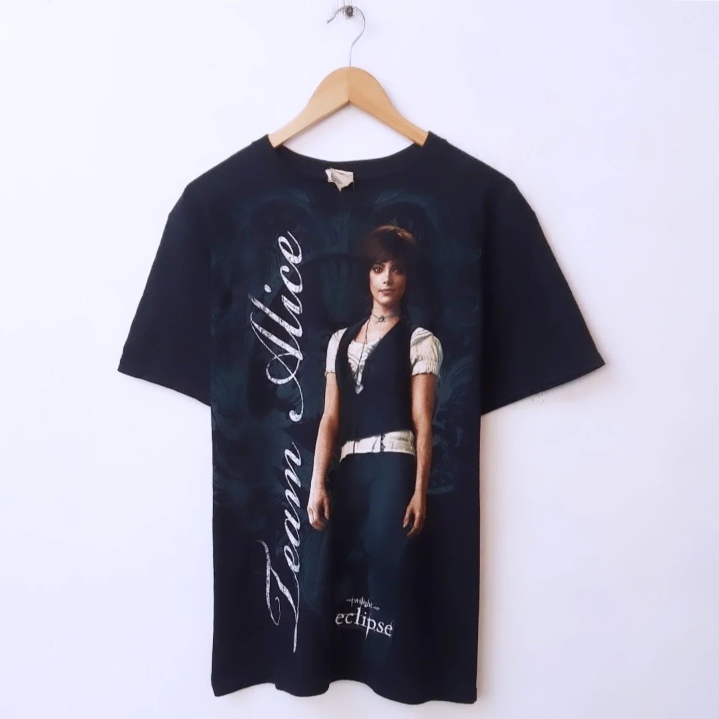 Vintage 2010 TWILIGHT Saga Eclipse Team Alice Tshirt Size US M / EU 48-50 / 2 - 1 Thumbnail