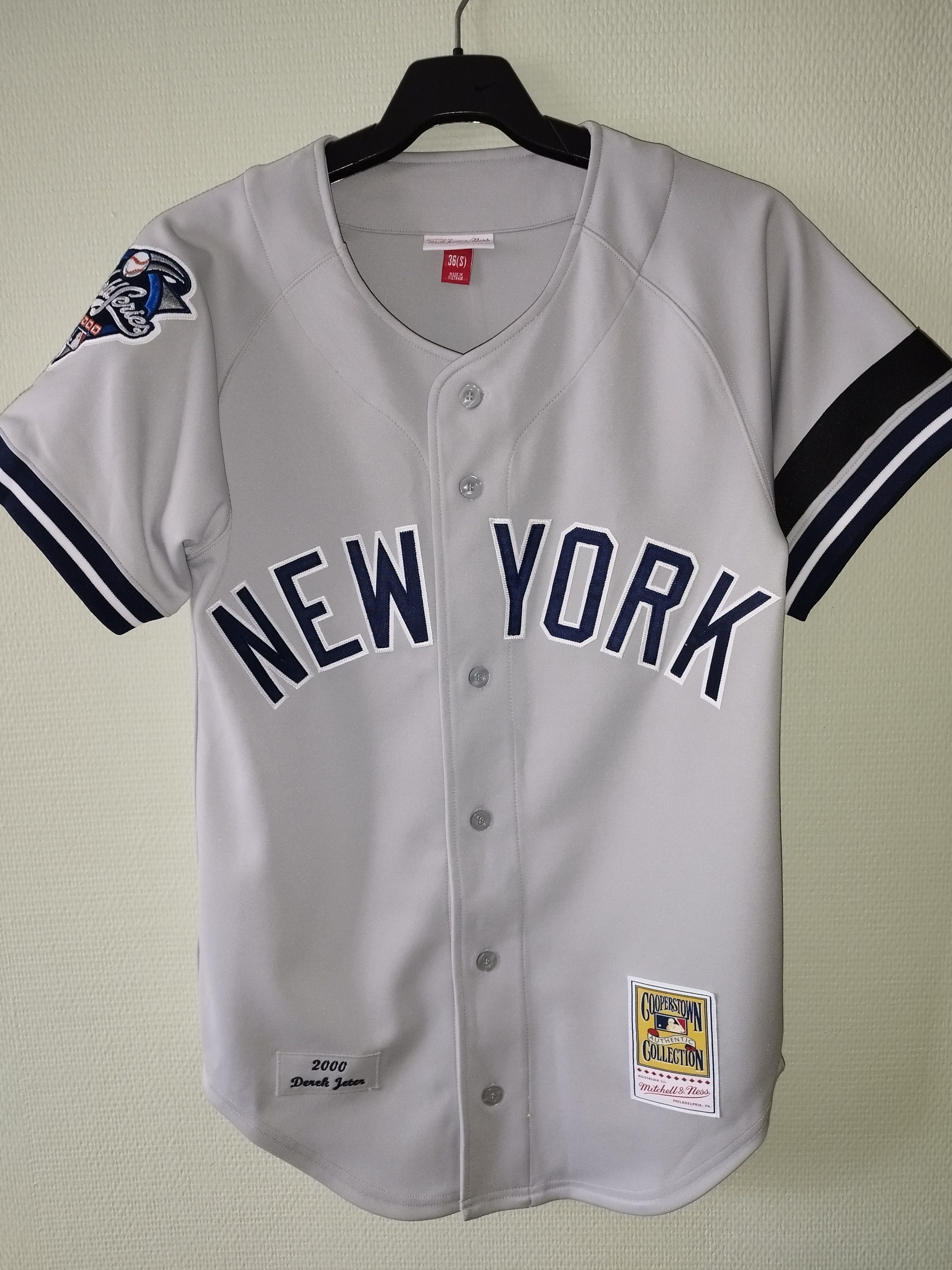 Mitchell & Ness Derek Jeter New York Yankees 2000 Authentic Throwback Jersey Size US S / EU 44-46 / 1 - 9 Thumbnail