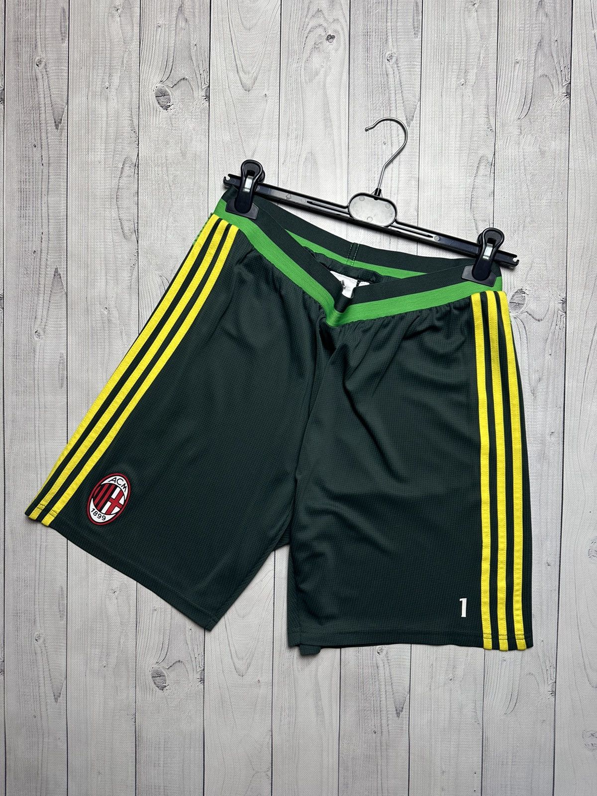 Adidas × Vintage Vintage adidas AC Milan soccer Shorts size L green rare Size US 34 / EU 50 - 1 Thumbnail