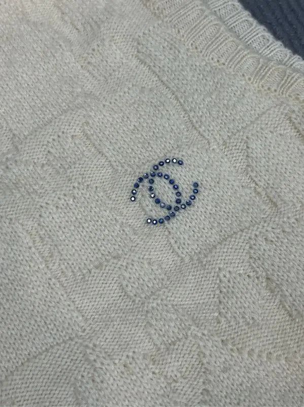 Chanel Chanel Cream Floral Knit Sleeveless Sweater . Size XS / US 0-2 / IT 36-38 - 3 Thumbnail