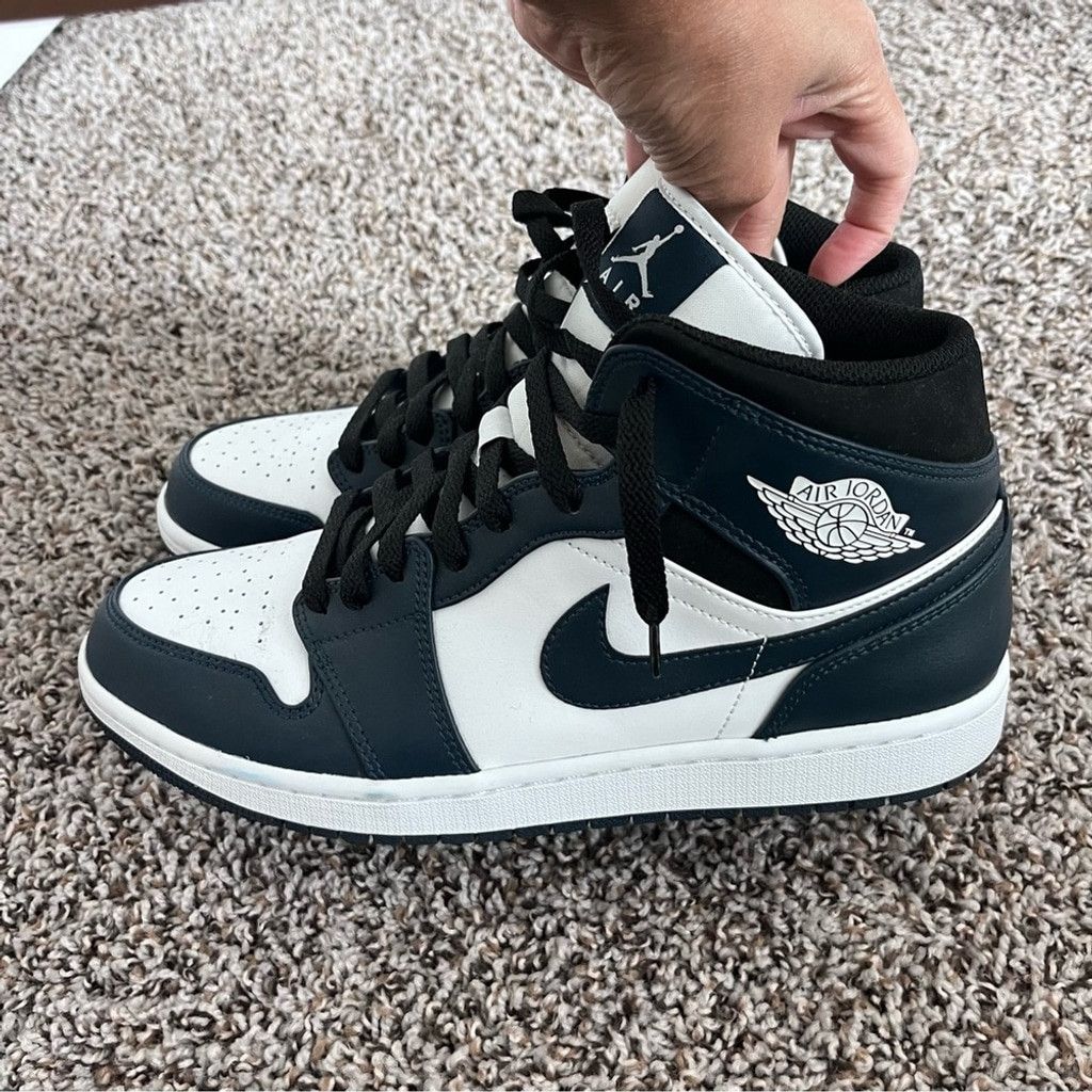 Jordan Brand EUC Air Jordan 1 Mid Sneakers in Armory Navy - M10.5/ W 12 Size US 10.5 / EU 43-44 - 8 Thumbnail