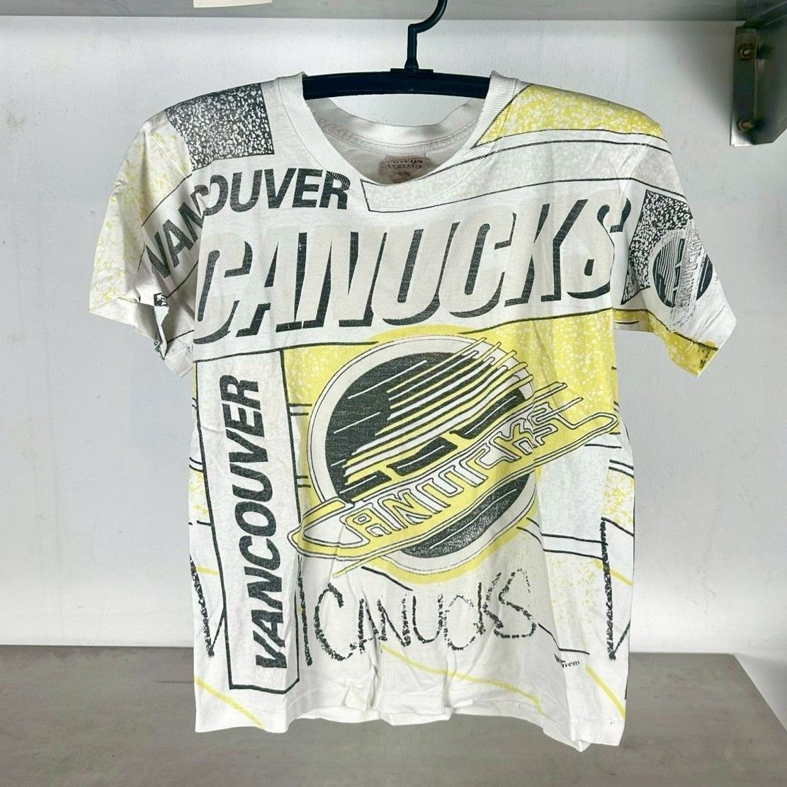 Vintage Vintage 90s Vancouver Canucks All Over Print NHL AOP T-shirt Size US S / EU 44-46 / 1 - 1 Thumbnail