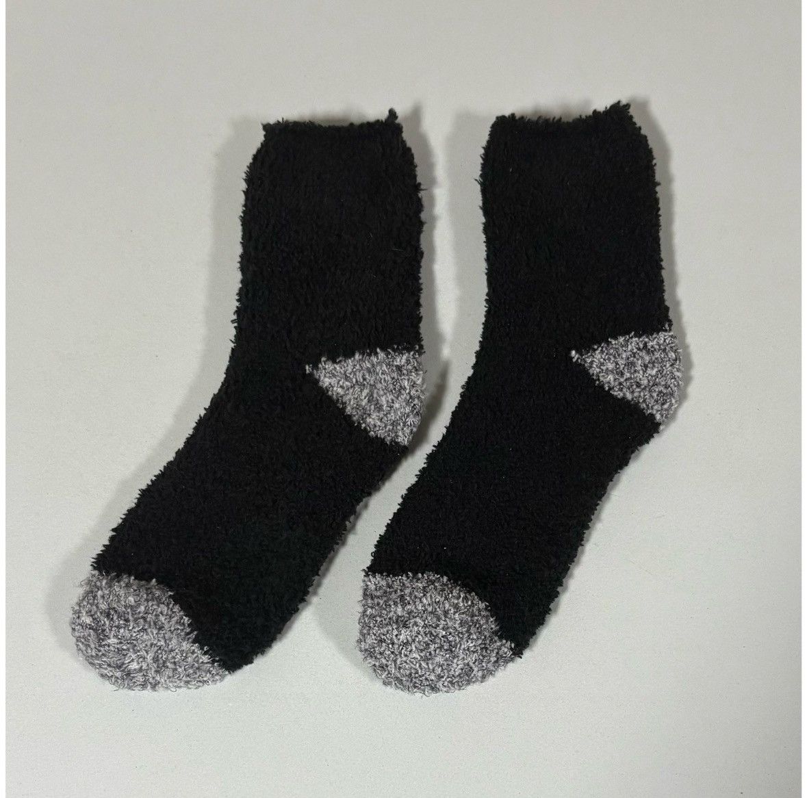 Vintage Black Gray Grey Solid Plush Fuzzy Winter Socks O/S NWOT ⛸️ Size ONE SIZE - 2 Thumbnail
